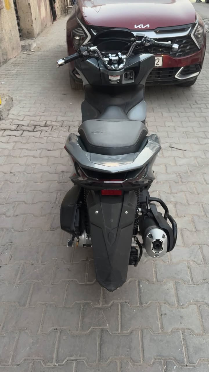 السلام عليكم PCX جيل الرابع ياباني ياباني دراجه جديده وحلوه ماشيه  21 محركه 125 للاستفسار الاتصال ع الخط او واتساب *********** مكاني بغداد الكرخ
