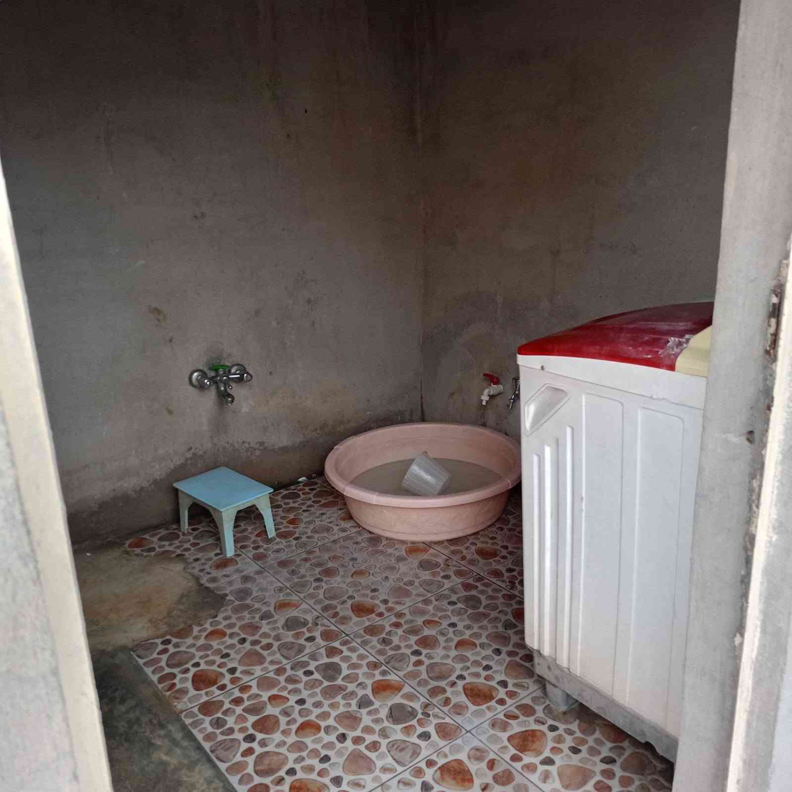 بيت للبيع تجاوز ابص الزراعي متكون من غرفتين نوم وااستقبال مع مطبخ هول وصحيات واحوش كبير مساحته ٢٠٠::: أو ٢٠ متر موقع البيت واسطي سايدين مال مركز شرطة العداله فرع ماركت ماشاءالله

