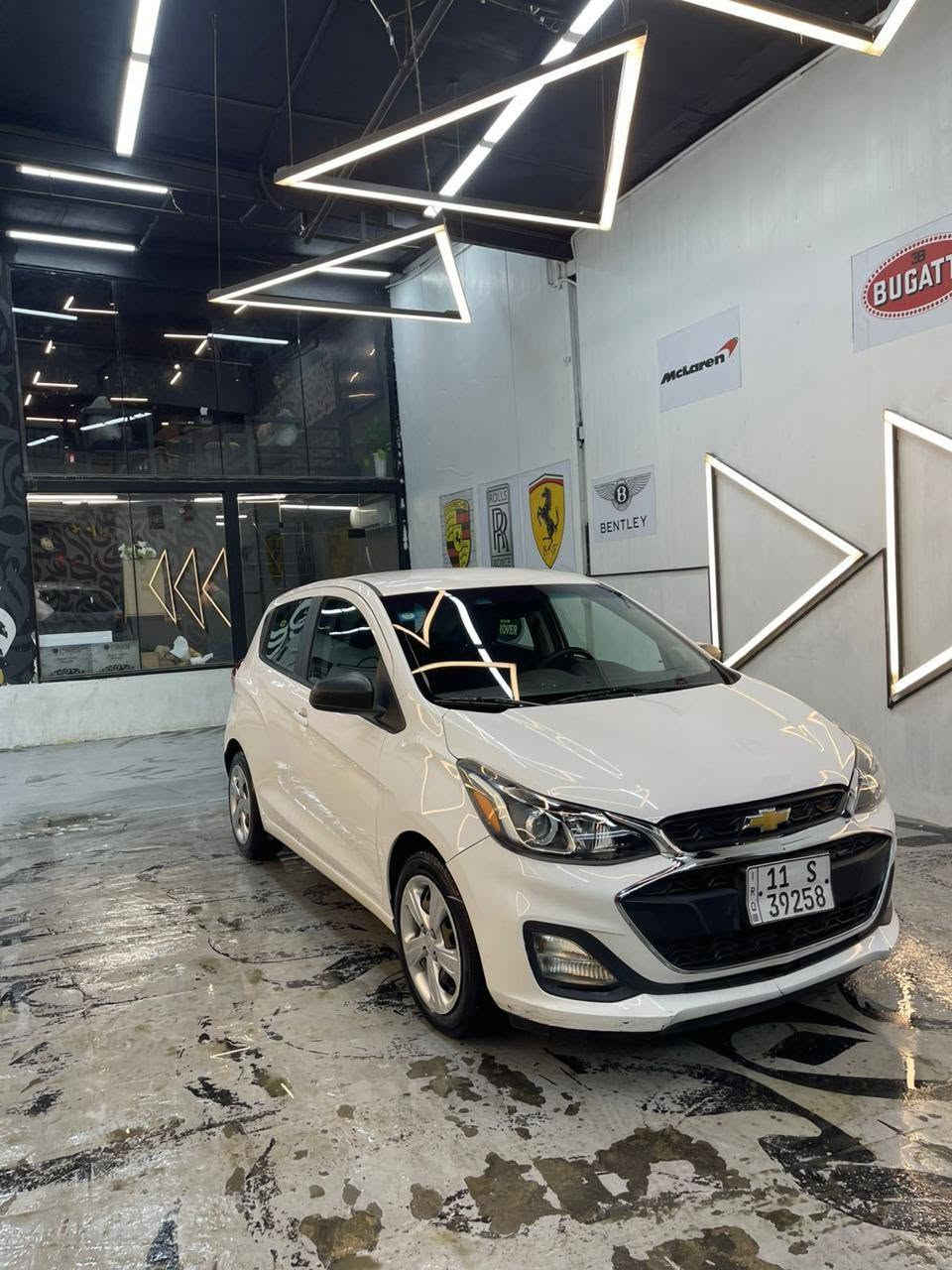 للبيع | Chevrolet Spark 2021 | وارد أمريكي 🇺🇸
تم تخفيض السعر لغرض البيع السريع
 السعر: 85 ورقة (قابل للتفاوض بالمعقول بعد المعاينة)
📍 الموقع: بغداد – الكرادة
سيارة نظيفة جدًا، اقتصادية بالوقود، مناسبة للاستخدام اليومي داخل المدينة، ومحركها و كير بحالة ممتازة.
المواصفات:
موديل 2021
وارد أمريكي
محرك اقتصادي 1.4L اقتصادي و قوي 
كير أوتوماتيك
ممشى 43 ألف 
اللون الأبيض
شاشة تدعم Apple CarPlay و Android Auto 
كاميرا خلفية
بلوتوث + USB + AUX 
تكييف ممتاز
نظام ABS مانع انغلاق الفرامل
وسائد هوائية 
نظام الثبات الإلكتروني
حادث السيارة سطحي خفيفة جداً مكفولة من التبديل فقط تصليح جاملغ امامي و بنيد و باب ، السيارة ايرباك شاصي دواخل مكفول  
📞 للتواصل: ***********
