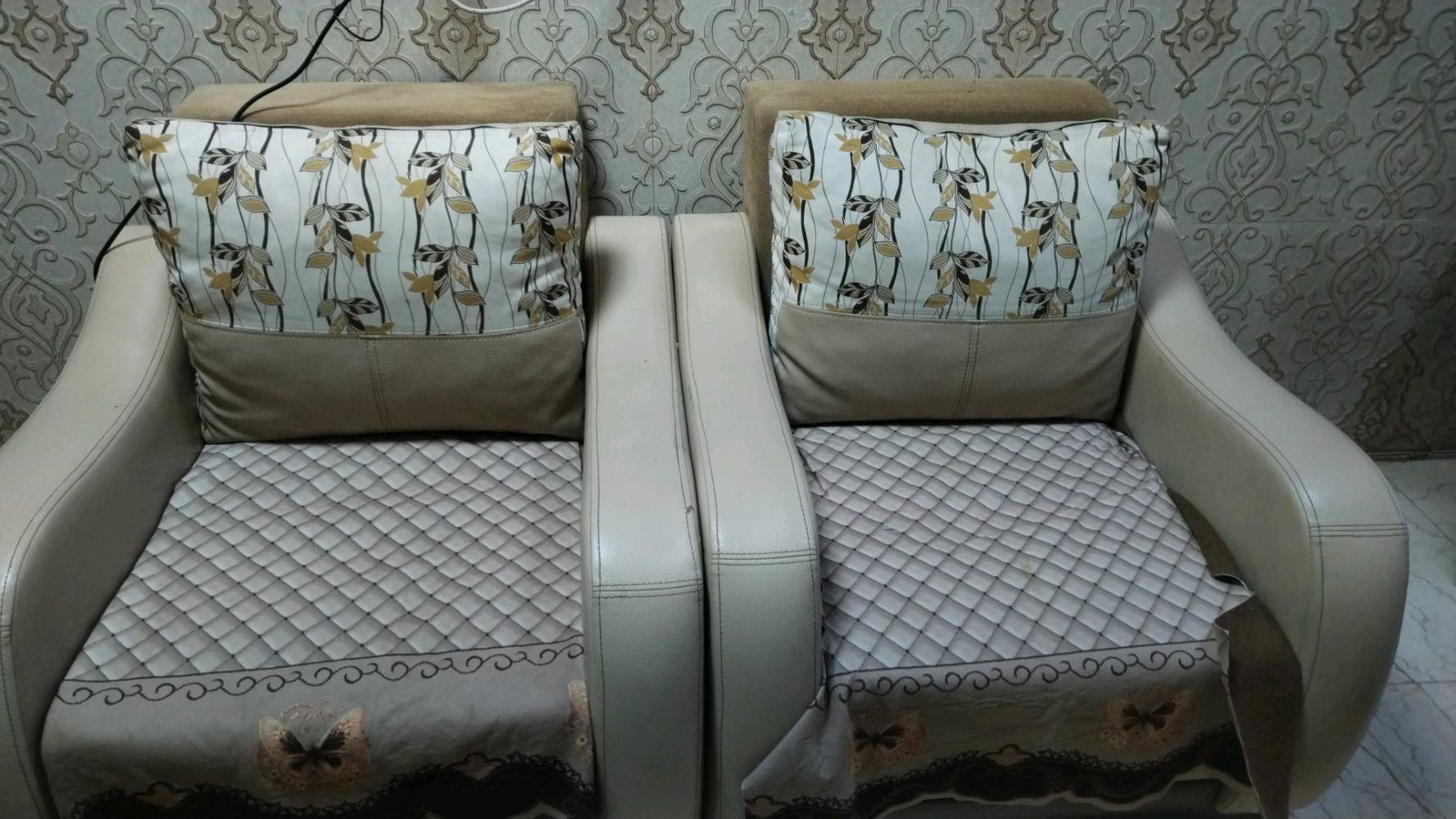 ضد ​🛋️ تخم تركي فاخر للبيع 🛋️
​✨ العدد: 10 مقاعد
​4 كراسي مفردة 🪑
​قطع كبيرة تتحول إلى جرباية 🛌 وبداخلها مساحة تخزين واسعة 📦
​⭐ النظافة: 90% وحالته ممتازة جداً
📍 المكان: بغداد - بغداد الجديدة 📍
💵 السعر: 350 ألف دينار فقط!
​📞 للتواصل والاستفسار: ***********