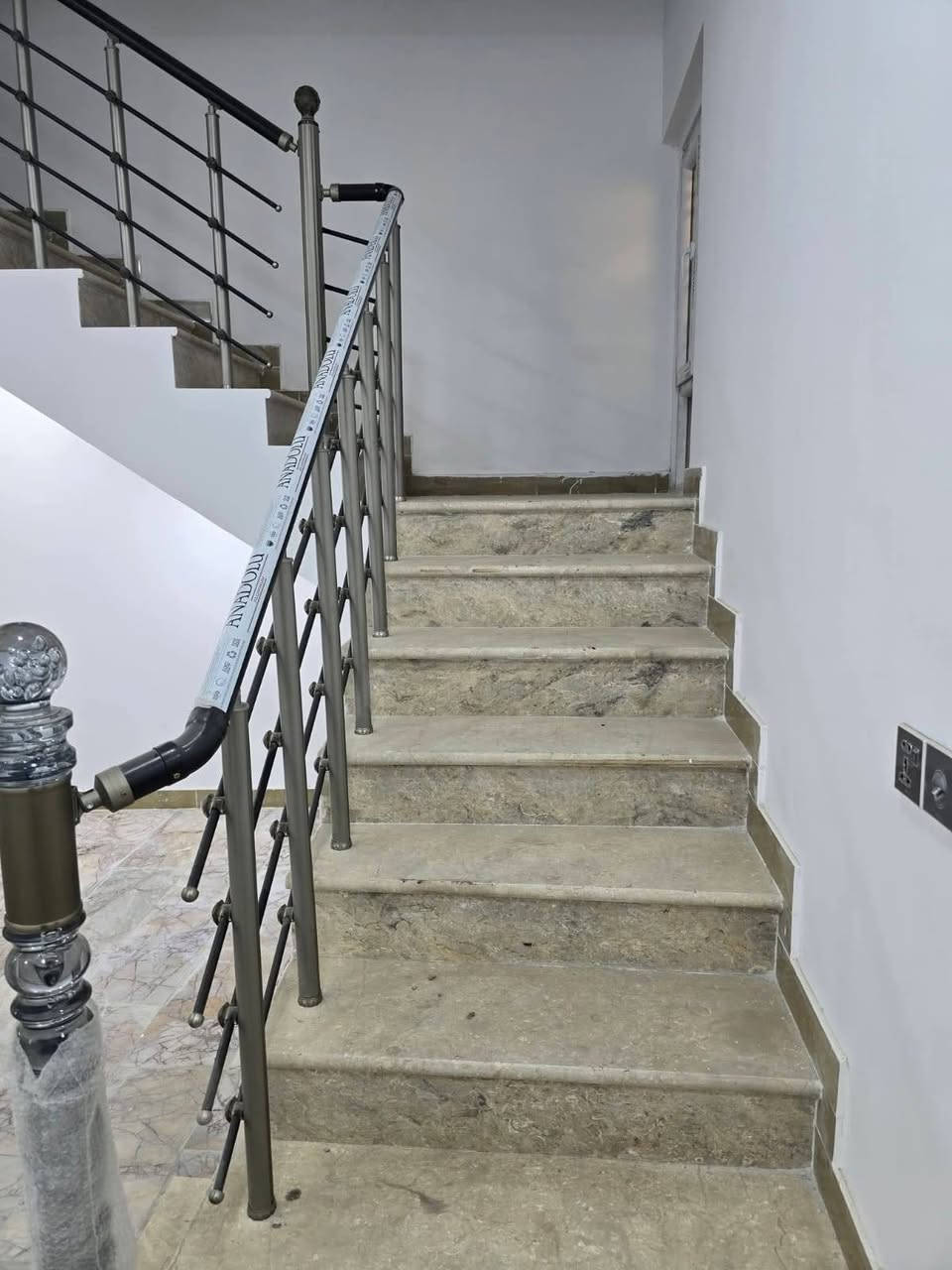 🌐دار للايجار نضيف جدا بناء حديث عالي عن الشارع 🏧
يحتوي على غرفتين وصالة ومطبخ و استقبال العنوان حي الفرات قرب جامع العقيلة زينب للاستفسار واتساب او اتصال *********** او مراجعة المكتب 

مبلغ الايجار💸 300 الف
