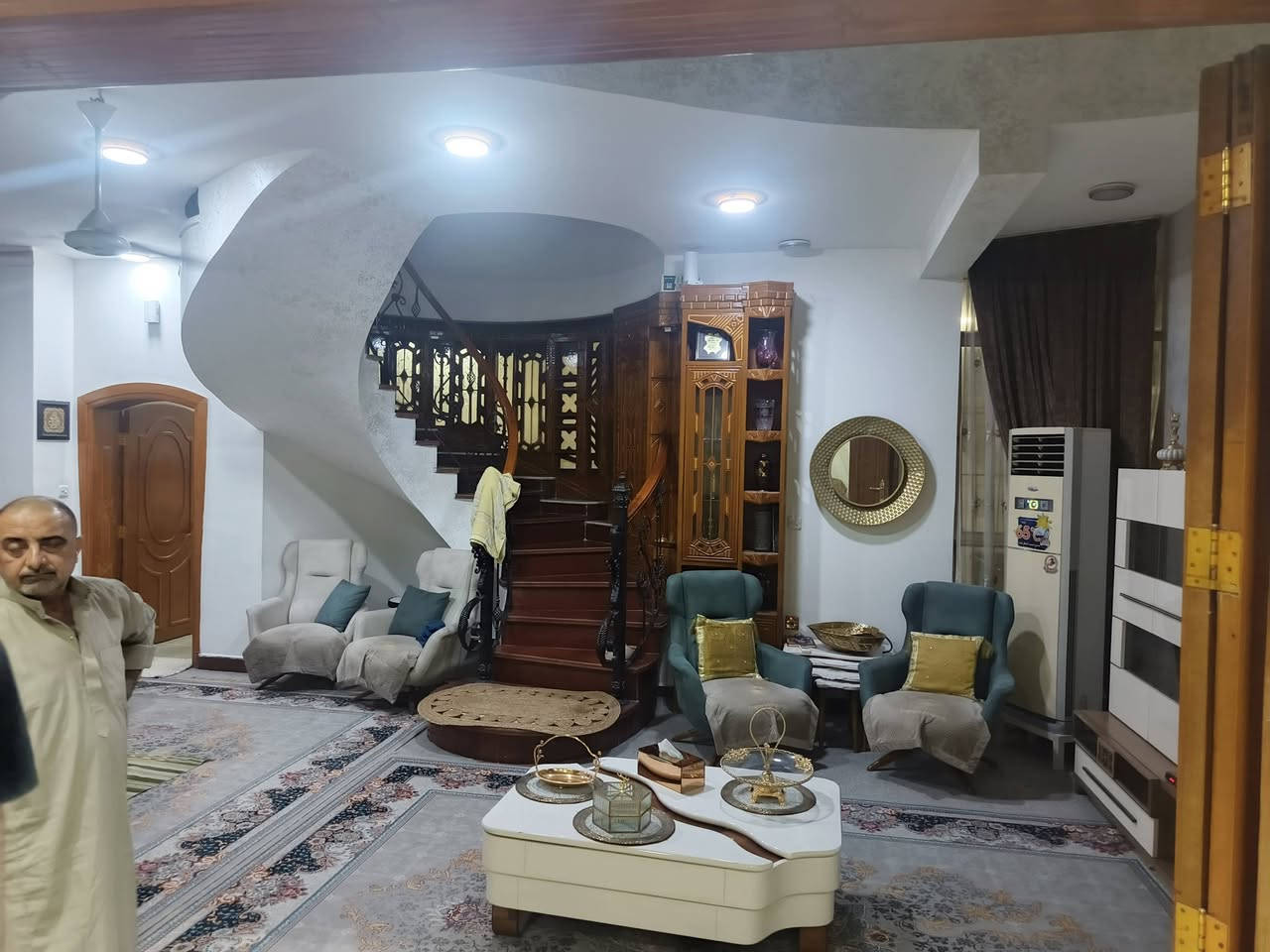 دار بالمهندسين درجه اولى طابقين مسلح اربع غرف نوم وصاله واستقبال ومطبخ حار وبارد 300م السعر 900 مليون الاتصال عل الرقم *********** ابواحمد@
