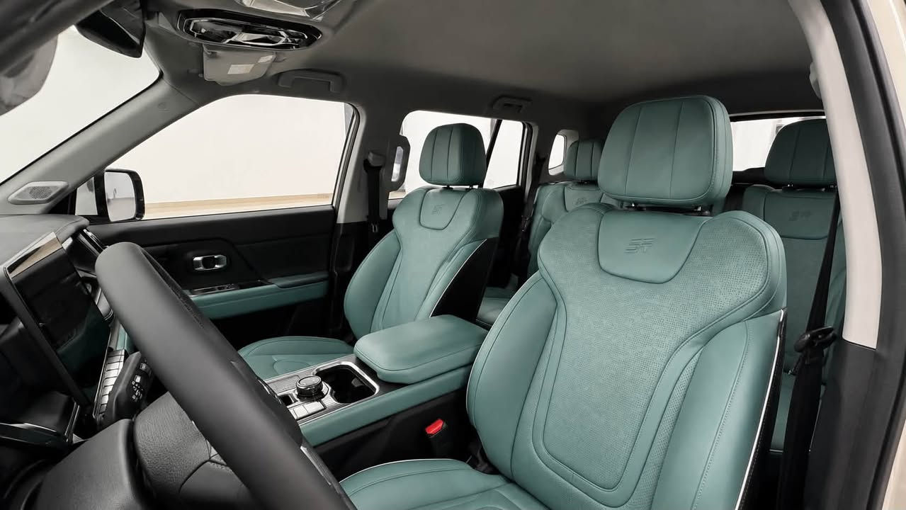 – JETOUR T1 2026  -     فئة Comfort 2.0L
•   🛣️  المسافة المقطوعة    - 1300 قابل للزياده

------------------------------------------------------------

✅ المواصفات :

• القير: 8 سرعات أوتوماتيكية 8AT
• نظام الدفع: دفع أمامي
• القوة الحصانية: 254 حصان
• العزم: 390 نيوتن.م
• استهلاك الوقود: 8.1 لتر لكل 100 كم
• كاميرات محيطية 360°
• نظام مراقبة النقطة العمياء
• حساسات اصطفاف كاملة
• نظام المراعي للوقوف الأوتوماتيكي (Autohold)
• نظام التحكم بنزول المنحدرات
• نظام مساعد لصعود المرتفعات
• نظام مكابح مانعة للانغلاق ABS
• نظام التحكم بالثبات ESC
• وسائد هوائية أمامية وجانبية
• رنجات ألمنيوم قياس 19 إنش
• شاشة وسطية قياس 12.8 إنش
• شاشة عدادات رقمية قياس 10.25 إنش
• دعم أبل كاربلاي وأندرويد أوتو
• مثبت سرعة
• مقصورة جلد فاخر
• المقاعد الأمامية كهربائية
• تهوية وتدفئة للمقاعد الأمامية
• الإضاءة الأمامية والخلفية LED
• صندوق كهربائي بلمسة
• شاحن هاتف لاسلكي
• وضعيات قيادة متعددة
• نظام الدخول الذكي (بصمة)
• مسند يد (كونسول) أمامي
• فلتر تنقية هواء N95
• نظام مراقبة ضغط الإطارات

🛠️ الضمان

• الضمان الأساسي: 6 سنوات + عداد كم مفتوح
• ضمان المحرك: 10 سنوات أو 1,000,000 كم

الاستفسار الاتصال 
***********
