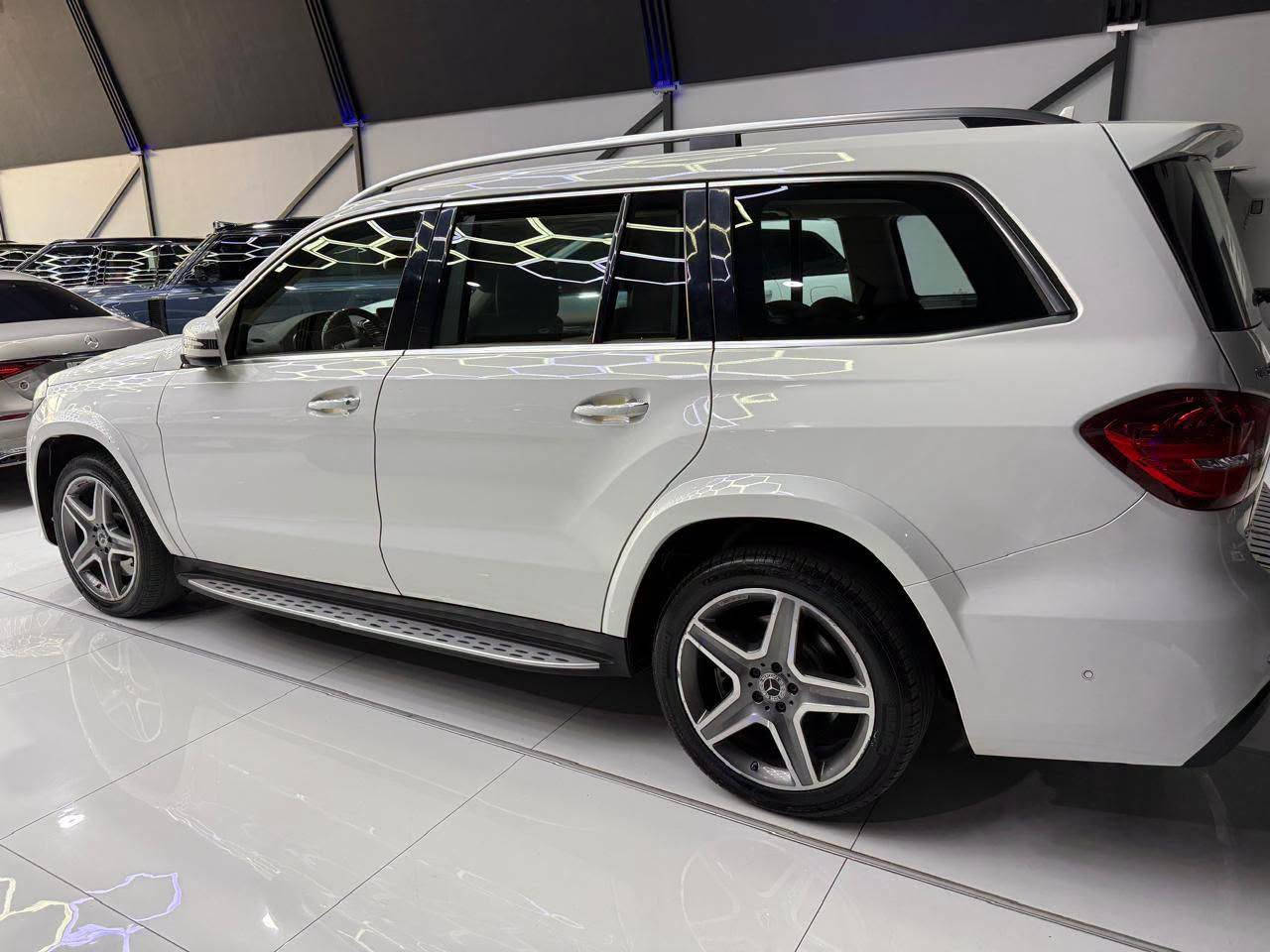 مرسيدس gls 500  موديل 2017
8 سلندر تون تربو 455 حصان 

وكالة خليجي

مكفولة من الصبغ والضربة

اوتو بارك

نقطة عمياء

حساس امامي خلفي

جكات تصعد وتنزل

بانوراما بالكامل

ابواب شفط

بردات جانبية بلاد

مقاعد كلها كهرباء

بصمتين موجودات

كامره 360

رادار جانبي امامي

كشنات مساج

كشنات تدفئة تبريد

شاشات خلفية

سماعات  للشاشات الخلفية من شركة  مرسيدس

تلفزيون خلفي مع ريمونت

سماعات هارمان كوردن
مكان السيارة اربيل  ***********

السعر 🟩علق ستصل لك رسالة تتضمن السعر

