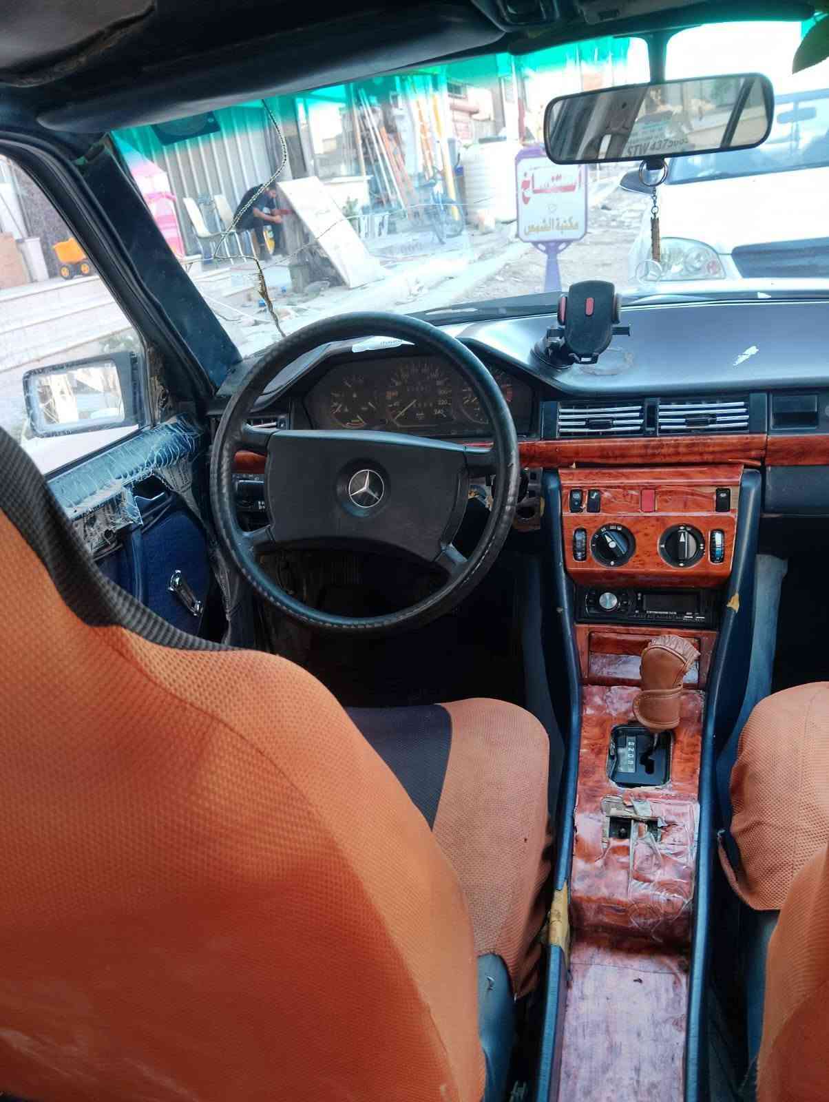 للبيع مارسيديس دب سعرها 25 ورقه موديل 85 محرك ففتي بطه السياره كير ومحرك ورقم الباقي واقع حال رقمها بغداد للستفسار ***********
