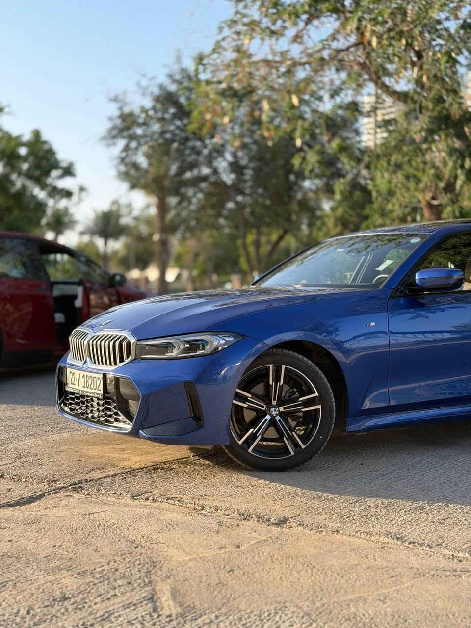 2025 BMW وكالة العروش  
* محرك 4 سلندر تيربو سعة 2.0 لتر (B48)
* ناقل حركة أوتوماتيك 8 سرعات Steptronic
* دفع خلفي RWD
* نسخة M sport بلادي 
* Adaptive LED يعني يفتر مع الستيرن ويبدل عالي و ناصي أوتوماتيك 
* السيارة مغلفه بالكامل ppf 
* ضمان من الوكيل 5 سنوات مع صيانة لمدة 5 سنوات تبديل دهن + فلاتر + دسكات + ماسحات مجانا
الأبعاد

*   الطول: 4713 ملم
*   العرض: 1827 ملم
*   الارتفاع: 1440 ملم
*   قاعدة العجلات: 2851 ملم
*   سعة خزان الوقود: 59 لتر

الداخلية والتكنلوجيا 
* شاشة منحنية BMW Curved display 
* نظام iDrive 8 
* عدادات رقمية بالكامل 
* Apple Carplay و Android Auto واير ليس
* مقعد السائق ذاكرة 
* إضاءة داخلية Ambient بألوان متعددة 
* مقود رياضي M sport
للاستفسار ***********
