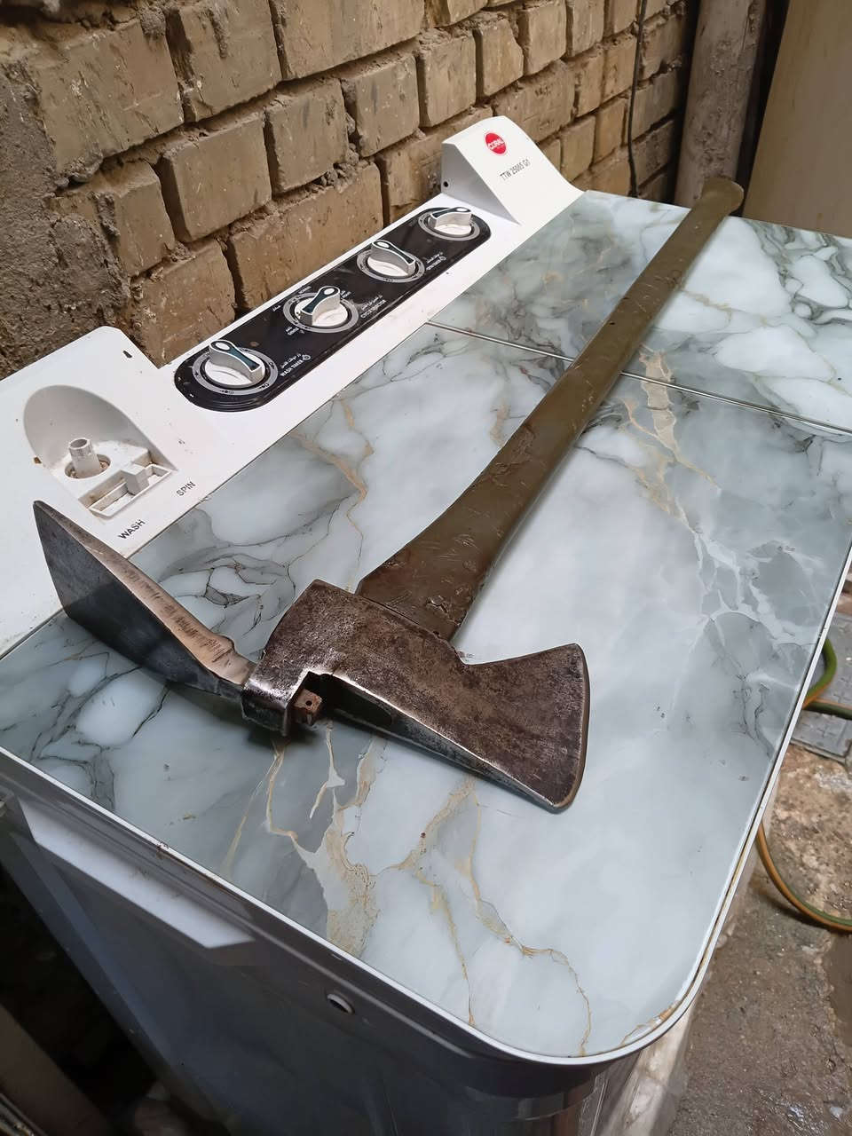 طبر امريكي ابو البلطة قديم مختوم الطول ٩٠سم نضافة جيدة *********** بغداد
