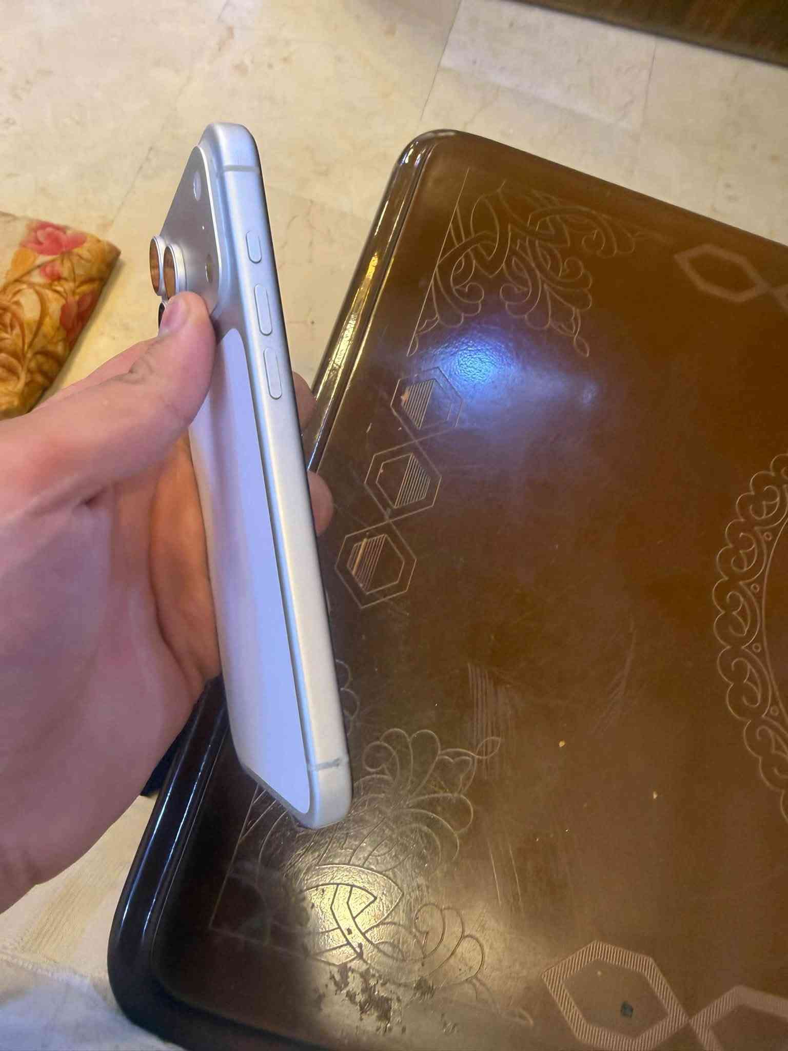 السلام عليكم
ايفون ١٧ برو ماكس 
سلفر. ايسم 
 مكفول بعد داخل ال ضمان 
بطاريه ٩٣  بسيب ال تحديث 
بغداد  ملحقاته كامله 
***********
