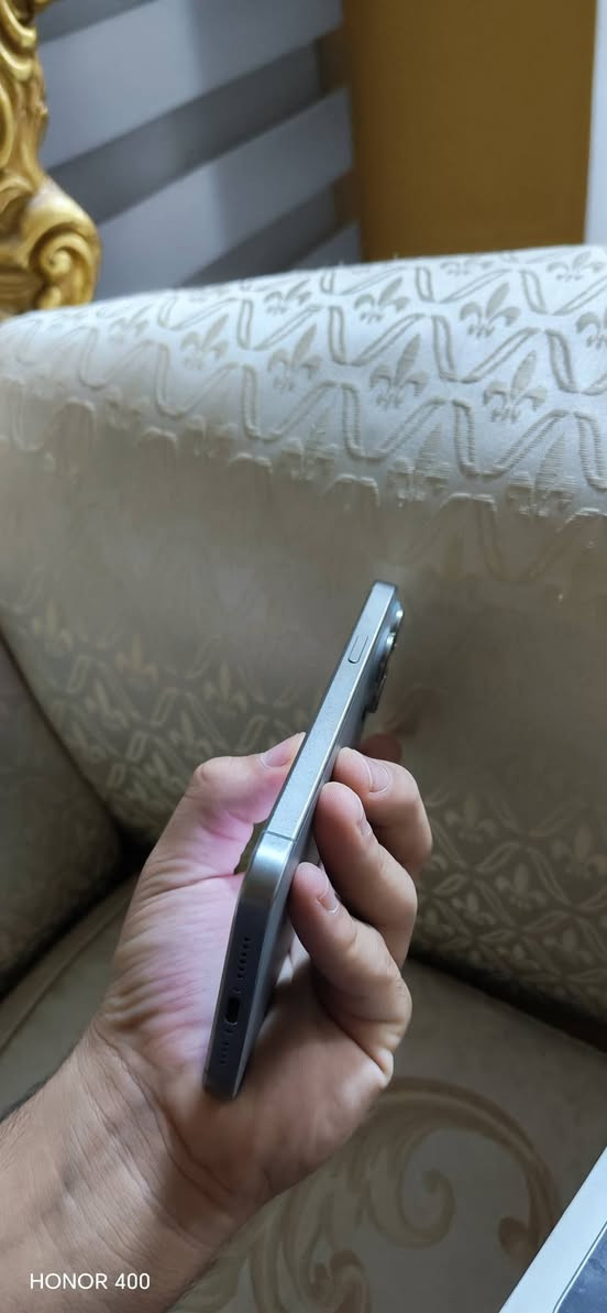 السلام عليكم إيفون 15 برو ماكس ماستر شرق اوسط  ذاكره 256 بطاريه 87 بلاد مكفول من الفتح وتر بروف الجهاز برغي ممفتوح بي بي فطر بل كلاس ونقطه سوده كلش صغيره بل وضع الداكن أبد متبين أثر وكعه 
السعر 730  ملحقاته كامله 
حله بكرلي 
***********

نص مكتوب في الصور:
- HONOR 400
