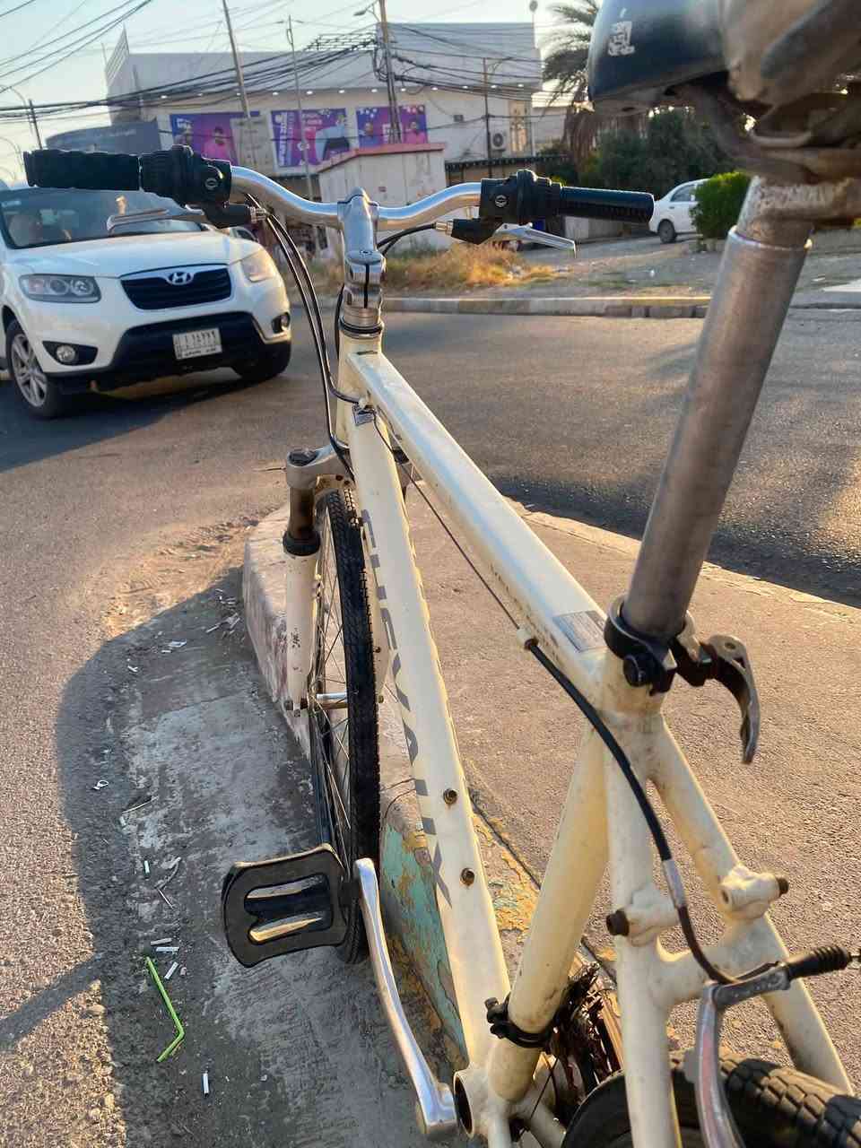 بايسكل للبيع
البايسكل نضيف الله شاهد 
وكلو شغال 
البايسكل كامل كلشي ما يحتاجلو 
السعر خاص او عل رقم 
***********
