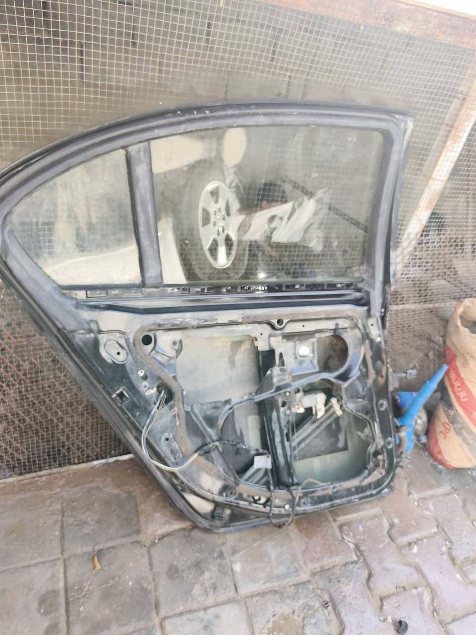 السلام عليكم......للبيع....عندي هاذ الباب مال بي إم  E60 أتوقع...... لأبي زنجار ولا خياس ...... أكتب أي سعر وتعال أخذه... الصراحه ما اعرف بيهن، ❣️ ***********
