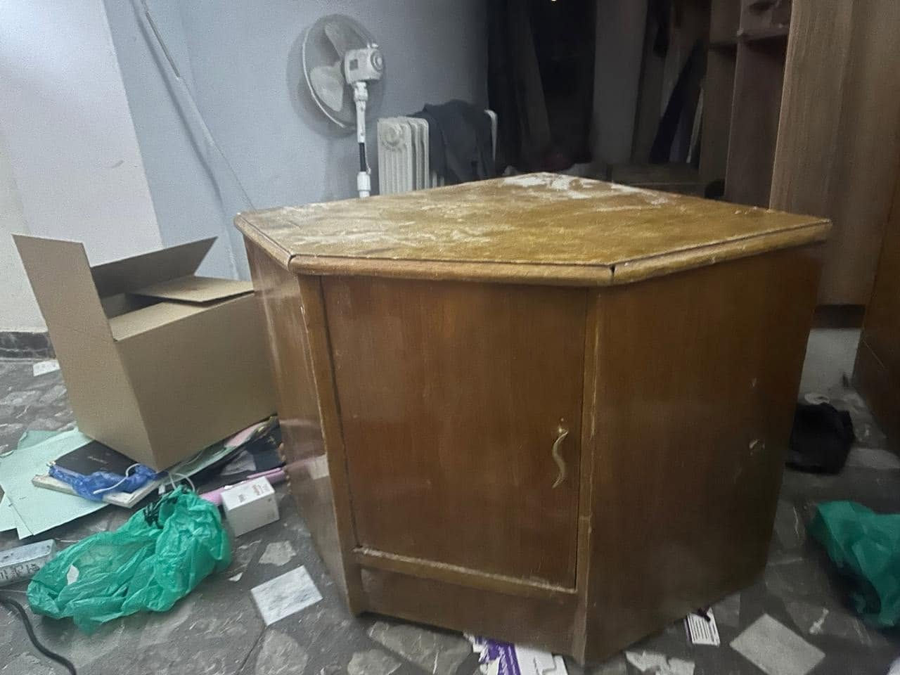 غرفة نوم ٨ قطع 
سرير 
مومديات سرير  عدد ثنين +كومدي زاويه 
زاوية تعليگ مع مكان تخزين 
كنتور ٦ ابواب 
كومدي احذية  ملحق بجراراته
كلها بحاله جدا جيده 
سعرها ٧٠٠ الف 
***********
