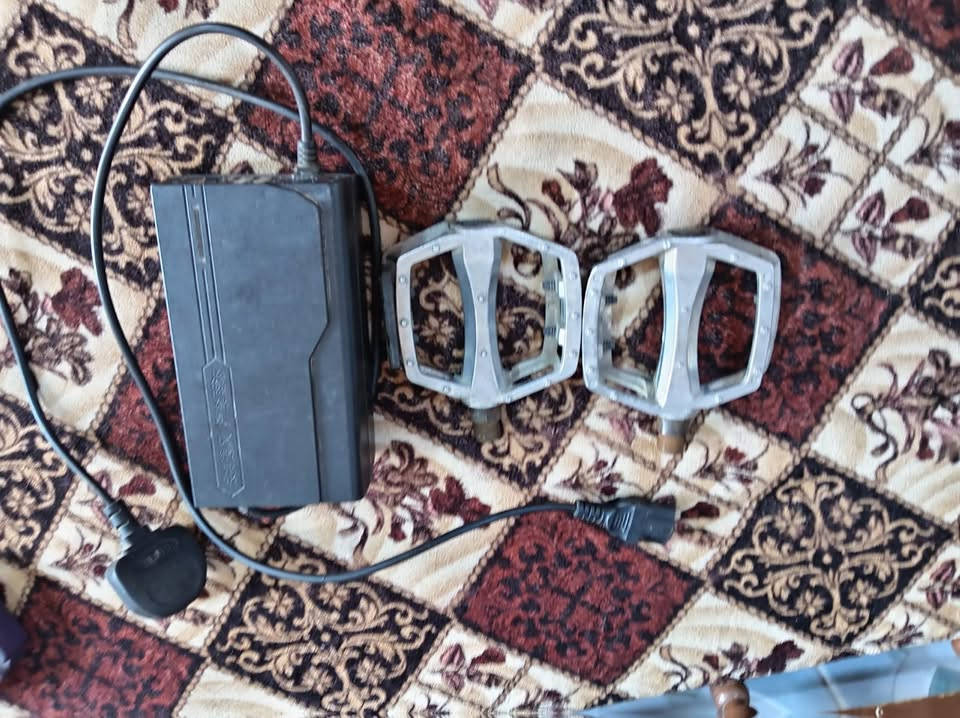 السلام عليكم دراجه شحن للبيع شاشه بلوتوث اشاير لايت كلو شغال ما عده عداد السرعه حجم ٢٠ حاله الدراجه ٨٠ بل ١٠٠ وبيه بطاريه منفوخه السعر ١٥٠ وبيه مجال للطيبين الرقم ***********
