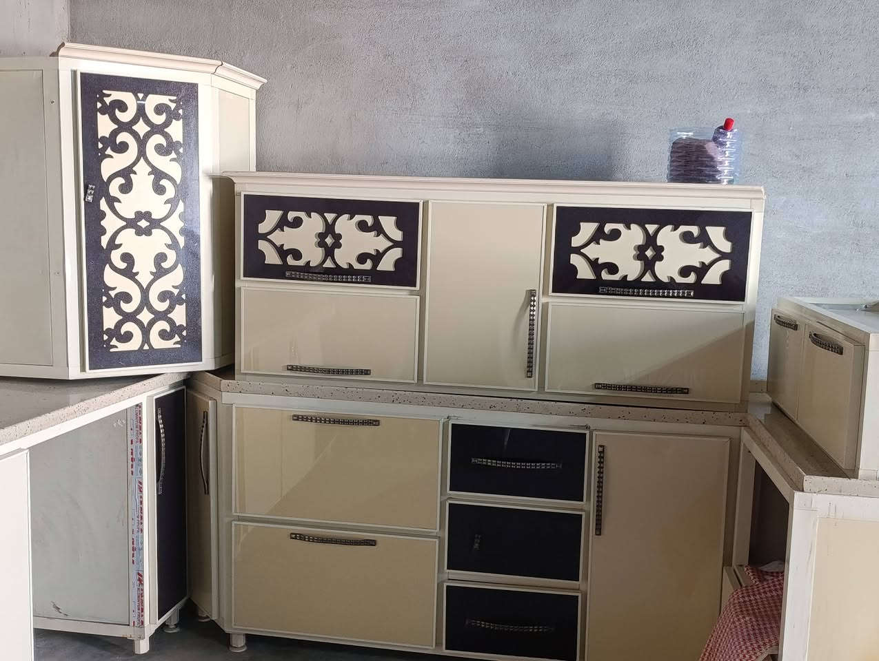 كاونتر نظيف للبيع كل عيب ما بيه السعر 350 وبي مجال الاستفسار عن رقم الهاتف
