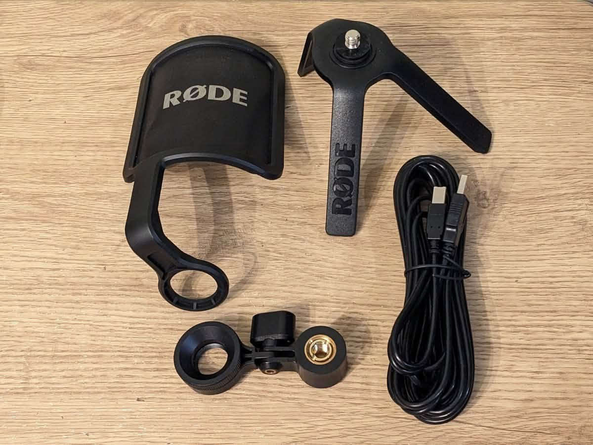 🎙️للبيع: مايكروفون RØDE NT-USB (الإصدار الأول الأصلي)￼￼

لكل صناع المحتوى، أصحاب البودكاست 
المايك الاحترافي الغني عن التعريف RØDE NT-USB 
***********📞
