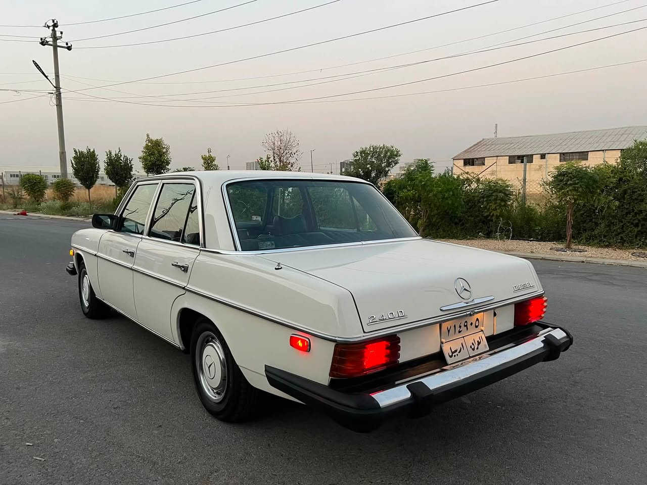 Mercedes Benz E240 D DIESEL 1974

موديل ١٩٧٤ مواصفات امريكي فول مواصفات 
دخول جديد تبريد سلايد قفل مركزي ستيرن پاور 
كشن جلد داخل نيلي 

ديزل محرك گير كل عل بيلاد برغي مامفتوح 
داخل و خارج سيارة كل عل بيلاد 

ماشي ٧٧٠٠٠كم 

مكان سيارة اربيل معرض هاشم للسيارات 

***********
***********

