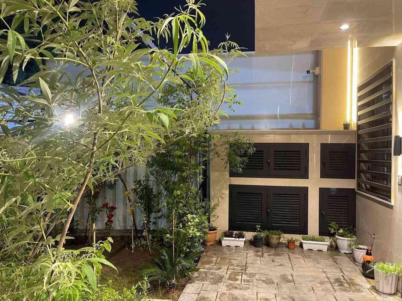 السلام عليكم من رخصت أخوية الأدمن عندي ٨٠م جديد للبيع  📢مع الاثاث 📍واجة ٨نزال ١٠م مقابيل البيت تشجير ١٠٠م يتسع ٥سيارات بي حديقة بي صالة مطبخ خدمات حولي بي درج خارجي بي صالة مطبخ خدمات حولي وغرفة وسطح البيت عبارة عن وحدتين سكنية البيت بناء درجة أولى القاهرة الضباط خلف كلية الإمام جعفر الصادق موقعة حلو الاستفسار على رقم ***********
