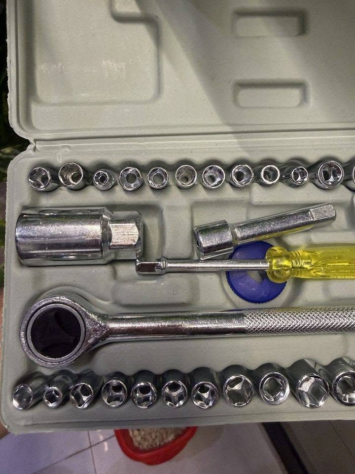 طقم عملي ومتكامل للصيانة المنزلية والسيارات والورش، يحتوي على مجموعة متنوعة من رؤوس السوكت والمقابض والملحقات بمقاسات متري وSAE، حتى تكون عندك الأدوات الأساسية بمكان واحد.

المميزات:

. 40 قطعة متنوعة.

. مقاسات Metric وSAE.

. يد راتشيت لسهولة الفك والتركيب.

. يحتوي على وصلات إطالة وملحقات متعددة.

. مناسب لصيانة السيارات والأعمال المنزلية

.تصميم عملي وسهل الاستخدام.

. يأتي داخل علبة مرتبة للحفظ والتنظيم.

. مناسب للمبتدئين وأصحاب الخبرة.

. محتويات متعددة في طقم واحد — خيار عملي لكل بيت وكراج
السعر 11 الف والتوصيل 5 ل
لاستفسار والحجز واتساب***********6
