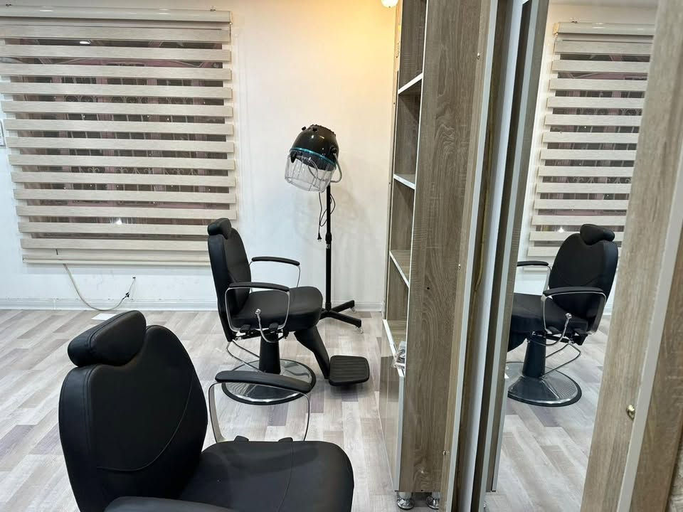 بسعر مناسب جدا بيعه وحده
كررراسي صالون
مرايات 
مغاسل
ميز رسبشن
رفوف
جاكوزي بديكير
اي شي يخص الصالون للبيع
موقعي بغداد اليرموك 
بيع مستعجل و سعر مناسب جدا لغرض السفر 
***********
