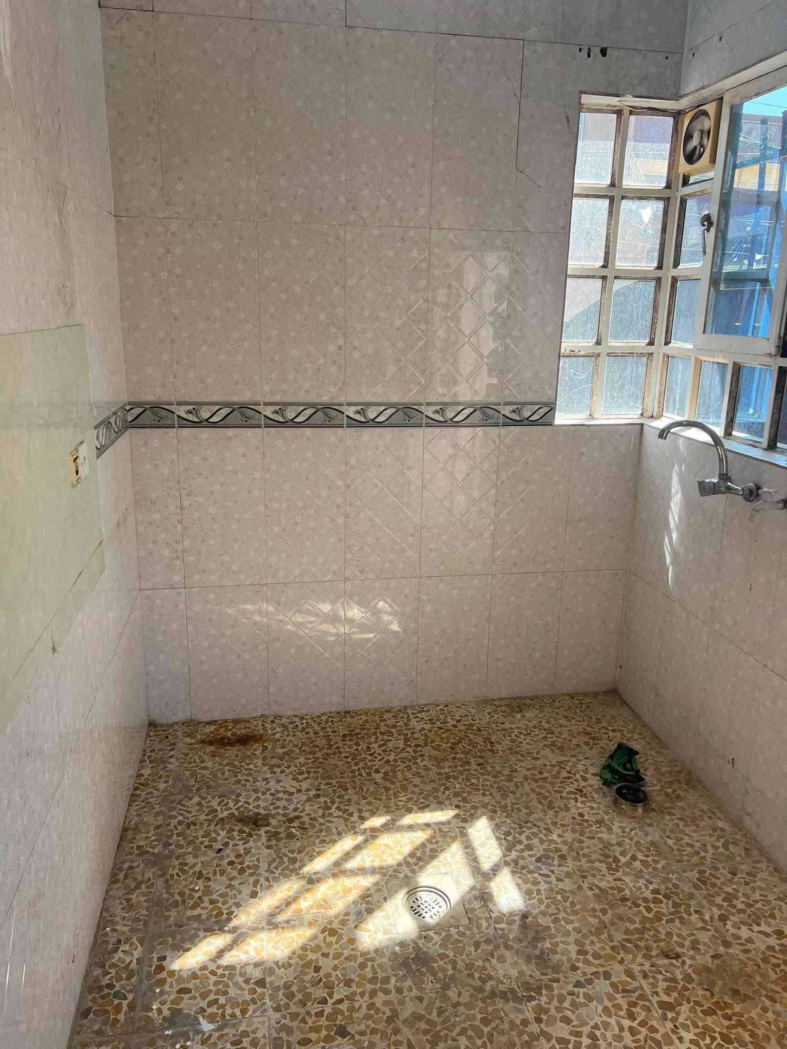 السلام عليكم 🫡 بيت 🏠 للإيجار في حي عدن غرفه هول صحيات واستقبال بيتونا سطح التواصل مع مكتب صفوان السنجاري في شقق الخظراء او على الارقام التالى *********** اسيا ***********
