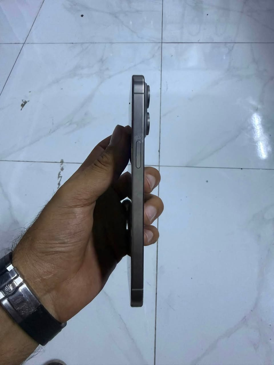 السلام عليكم
iPhone 15pro max 

نضافة 100‎%‎ 

بطارية 🔋 87 %

فقد مبدل شاشة تفصيخ 

جهاز نضيف خير من الله 

‭***********‬
