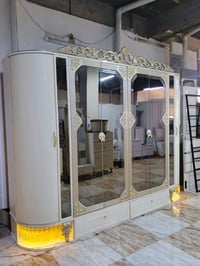 غرفة نوم • ٦ أبواب • ٩ قطع
