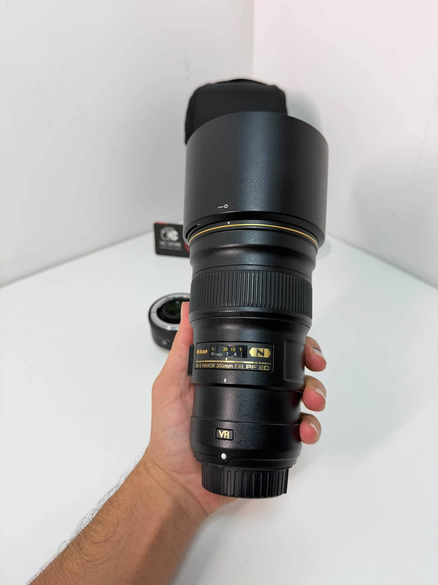 نيكون ٣٠٠مم • فتحة f/4 • تكبير ١٫٧x