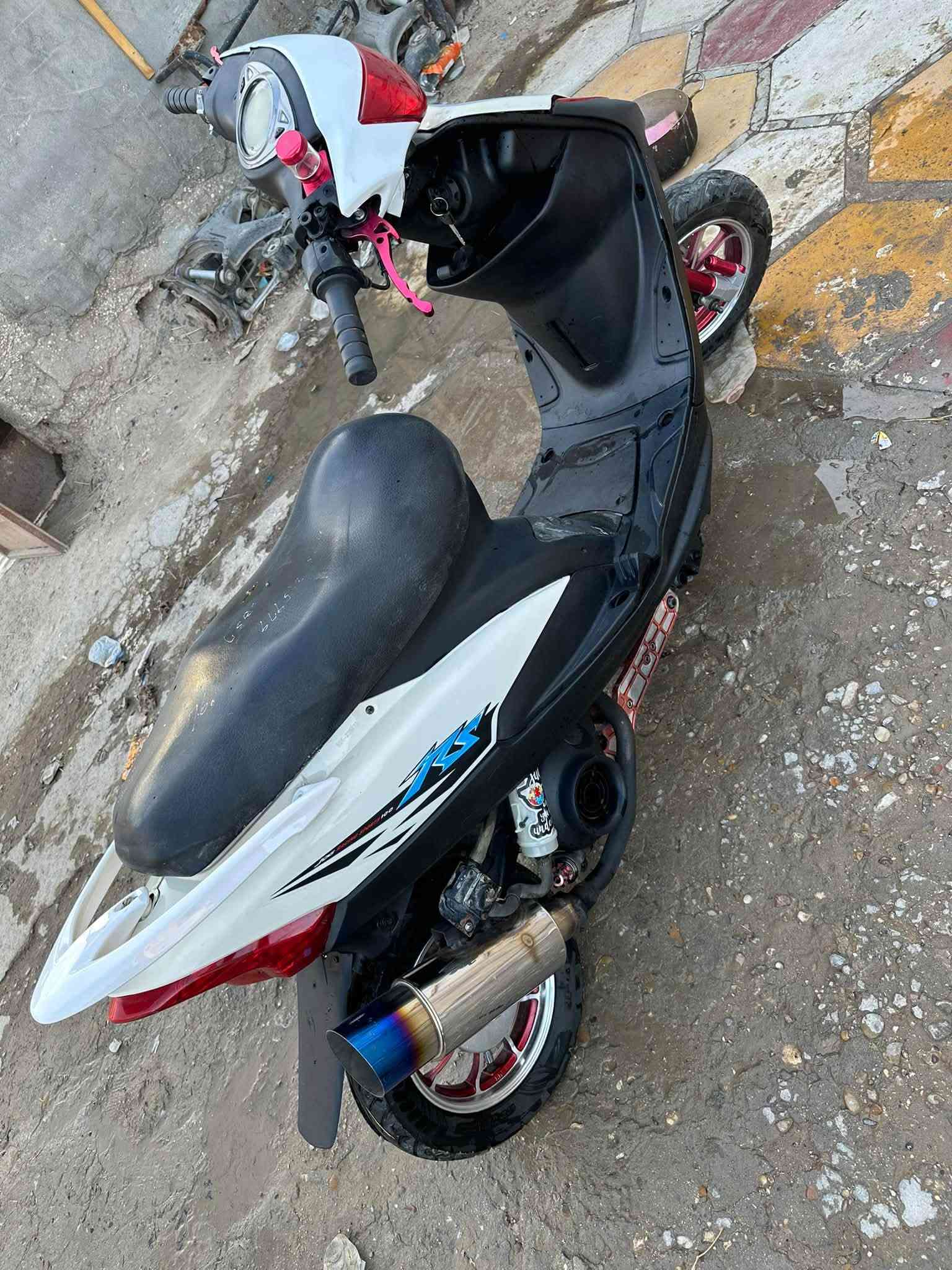 سلام عليكم دراجه شغاله وجهازه للبيع حط سعرك وخذ دراجه متروكه بس شغاله وكهربايات جاهزه  شراي يجي ياخذه وبلعافيه***********
