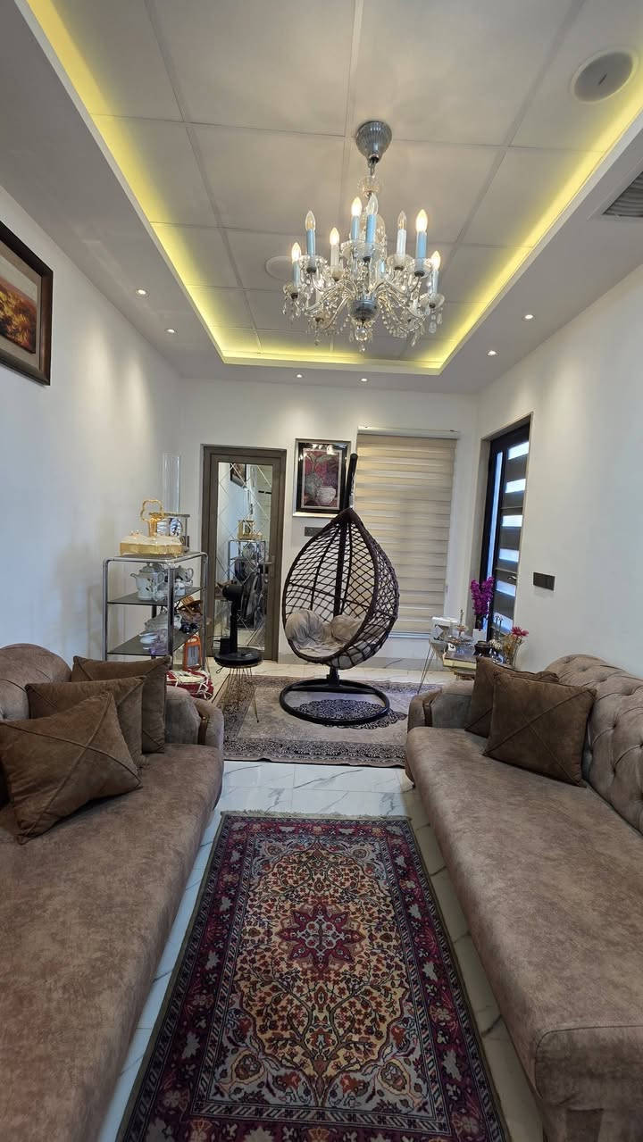 الدار للبيع 
الموقع الموصل مزارع زيونه 
قرب كافتيريا زيونه 
سند زراعي 
المساحة ١٠٤ متر واجهة ٧ 
البناء طابقين 
الطابق الاول مطبخ واستقبال سويت وغرفه نوم وحمام وتواليت 
الطابق الثاني غرفتين نوم منهم سويت وحمام وتواليت وبيتونه 
السعر ١١٥ مليون 
للاستفسار الاتصال على الرقم ***********
او التواصل على الخاص 
مكتب نون لتجارة العقارات الكائن في حي المصارف مقابل مسبح الابراج قرب مطعم قصر السلطان
اوقات الاتصال من الساعة العاشرة صباحا وحتى الساعة التاسعة مساء
