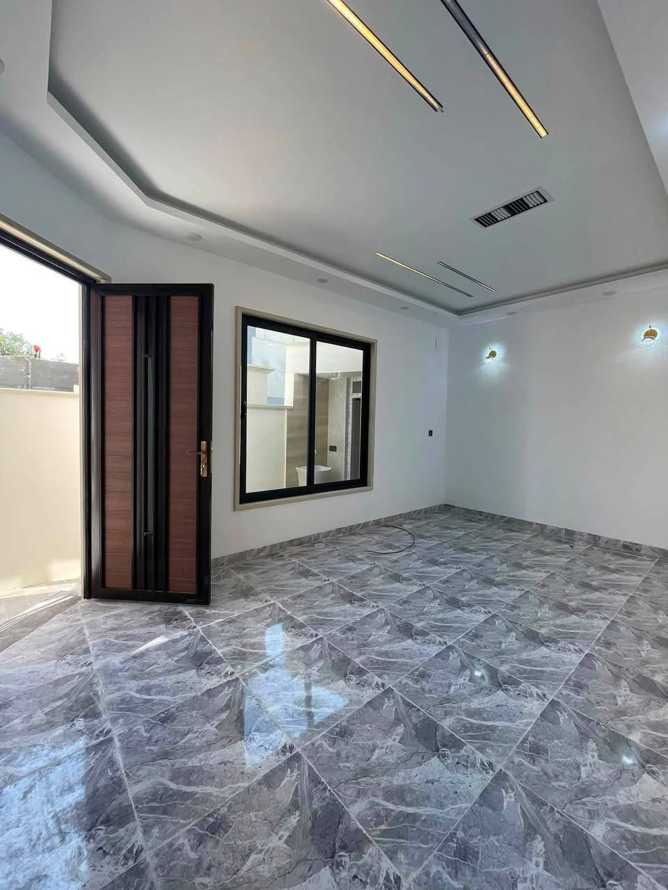 عروض مكتب الاخؤين للعقار حي الملاين الأولى 
🏡 دار للبيع – حي الملايين قرب جامع اهل القرأن
📐 المساحة: 140 م • واجهة 11 
بناء حديث 2026 زيرو تسليم فوري خدمات كامله 
🏠 تفاصيل الدار:
🔹 الطابق الأول:
• غرفتين نوم• هول• مطبخ• استقبال• صحيات
🔹 الطابق الثاني:
• غرفه نوم• بيتونه
📄 صنف الأرض:
زراعي حق التصرف (نموذج 25)
📞 للاستفسار والتواصل:

*********** ابو رعد 

*********** ابو عمر 

***********رعد بيغمبرلي
