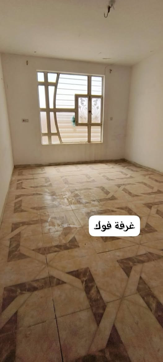 السلام عليكم دار بشارع المطار القديم مقابيل انشائية ابن الدباغ 
المساحة 150م
ثلاث غرف +صالتين +استقبال +2 صحيات +المطبخ سيراميك +الصاله سيراميك 
الصور +استفسار على الواتس اب ***********
