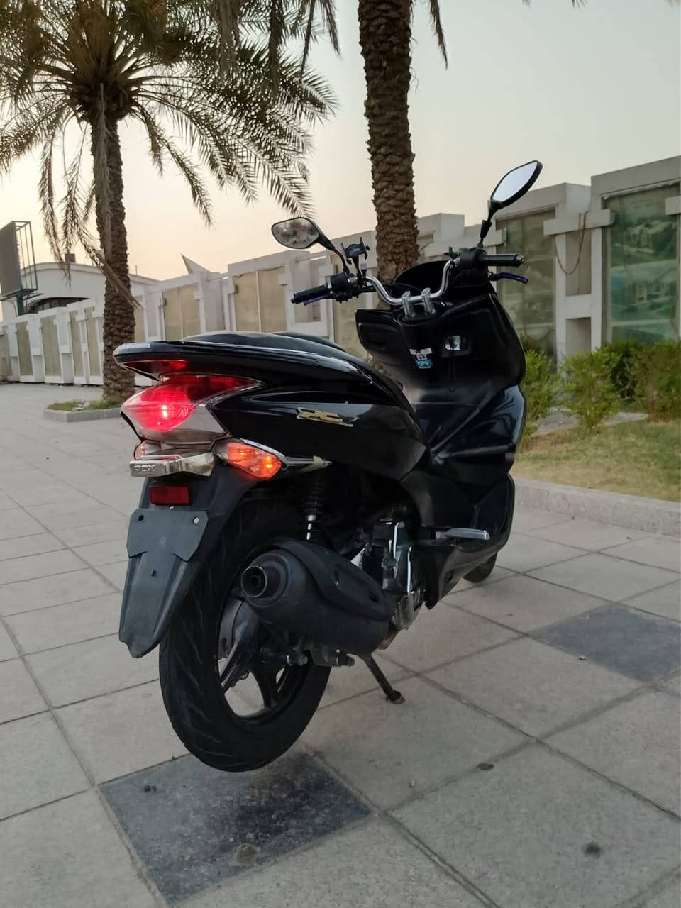 سلام عليكم دراجه pcx الجيل الاول ياباني gf  حجم ١٥٠ بلديه مكفوله كفاله عامه  االمحرك مامفتوح كهربائيات شغاله كفرات بلاديه السعر مليون و٣٠٠ مكاني بغداد حي دراغ المنصور ***********
