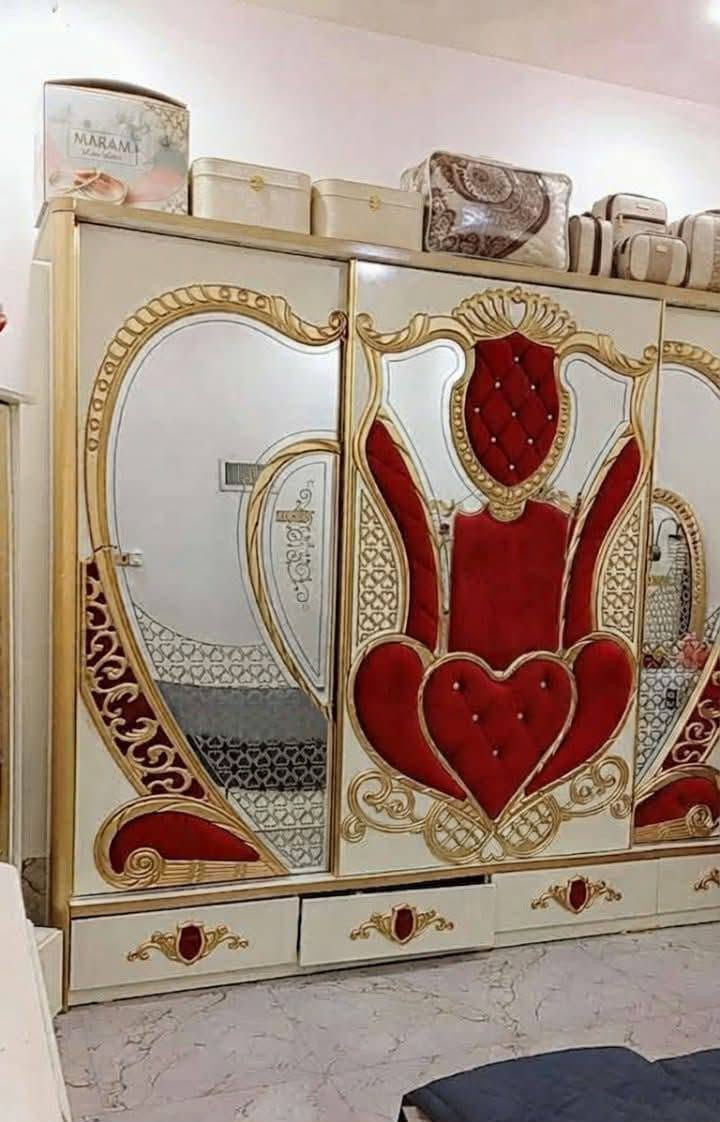 غرفه نوم مستعمله نضافه 80% متـكونة من 9 قطع 
بـ 700  قابلة للتفاوض 
رقم واتساب 
***********

