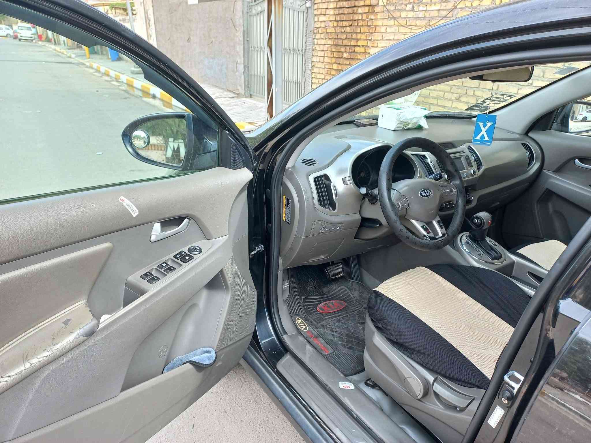 السلام عليكم سبورتج موديل ١٦ بسمي سياره جديده بمعنى الكلمه تراي اذا مو زيرو تعاتبني الف دينار متصرف عليهه مكاني بغداد حسينيه *********** السعر ١٢٠ وبيهه مجال قليل
