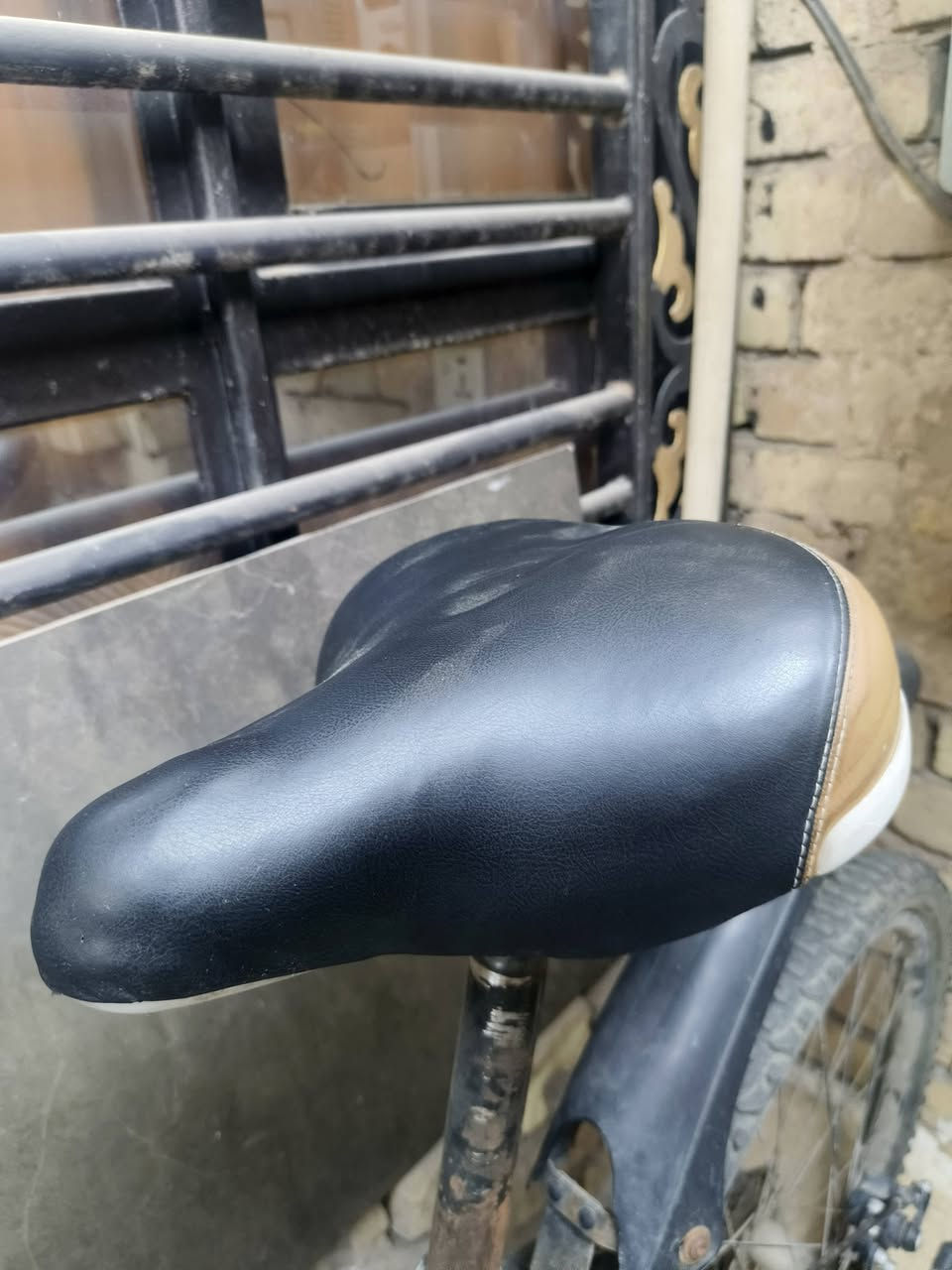 بايسكل جبلي للبيع 🚲الحالة: مستعمل
.المواصفات: بايسكل جبلي قوي يتحمل الأوزان
   .يحتوي على دبلات أمامية لامتصاص الصدمات
.فرامل ديسك (قرص أمامي)
مجهز بسلة أمامية معدنية لغرض المسواك أو الأغراض الشخصية. يحتوي على كشن طبي كبير مريح

.السعر: 125 ألف دينار عراقي (قفل أو بيه مجال بسيط للشراي الطيب)
الموقع: بغداد / المنصور
.للتواصل والاستفسار، يرجى مراسلتي على الرقم: ***********
