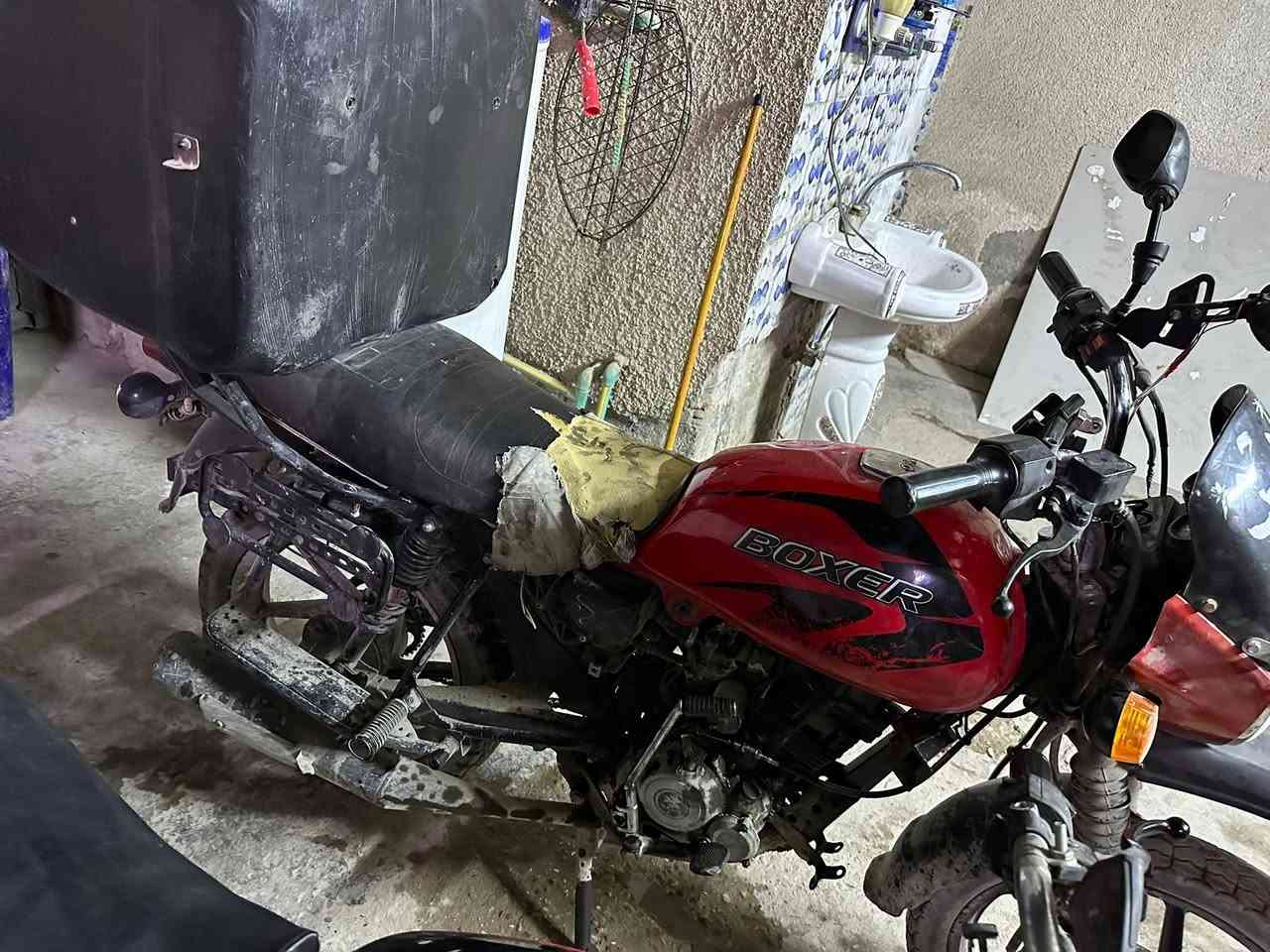 سلام عليكم ورحمه الله
دراجتين بوكسر الحمره موديل 23 
السوده وديل 21 شرط ثنيهم تحويل ثاني يوم باسمك الحمره مجفته ومرقمه 
السوده لاطشه المكينه مالتها وأوراقها كامله 
ثنيهم رايدهم 2,600 وبيهن مجال حك الجيه 
لحد يخابرني بس ع وحده ﭑࢪيَد ابيعهن واجيب وحده نضيفه بدالهن والي يحب يراوس بمديل 23 ونضيفه هم ميخالف رقم تليفوني ***********
مكاني بغداد المشتل
