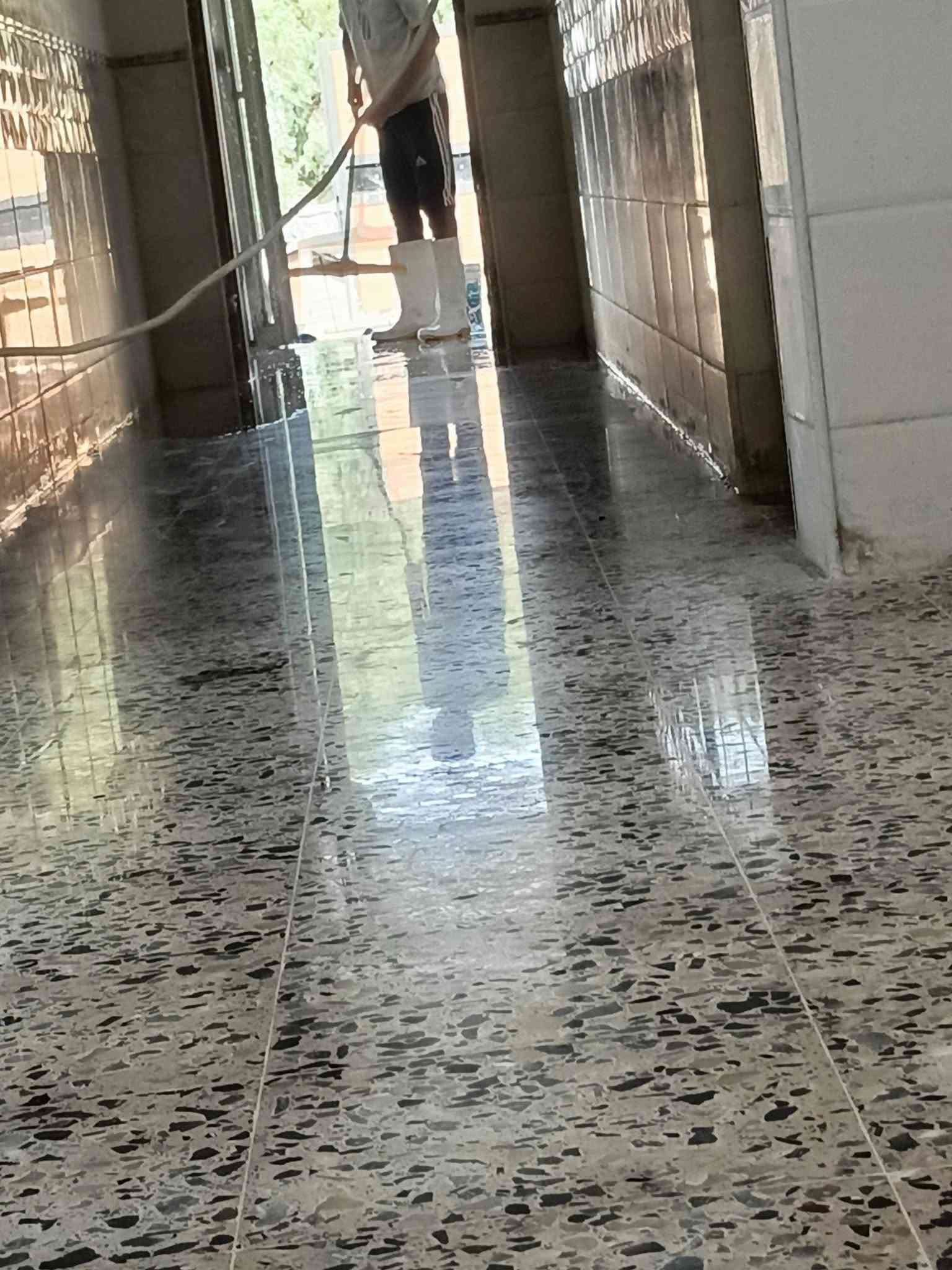 جلي وتنضيف كافه نواع الرضيات
***********/;/ ***********

نص مكتوب في الصور:
- جلي وتنظيف وتلميع كافة انواع الكاشي والمرمر بإدارة: حازم ***********