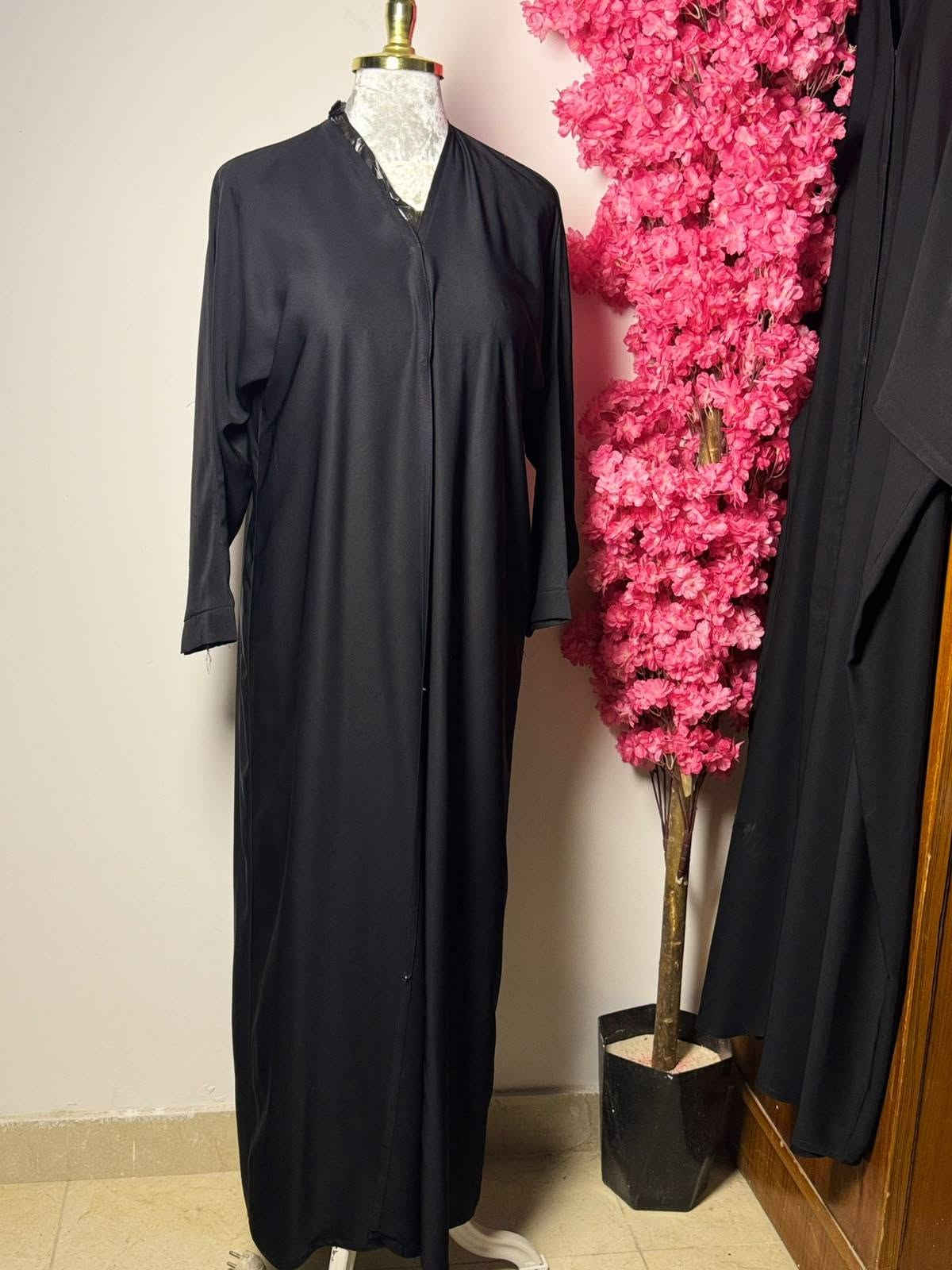 عبايات باله كويتي نظافه ٩٠% سعر القطعة ١٠ الاف الحجز واتساب *********** يوجد توصيل لجميع محافظات العراق
