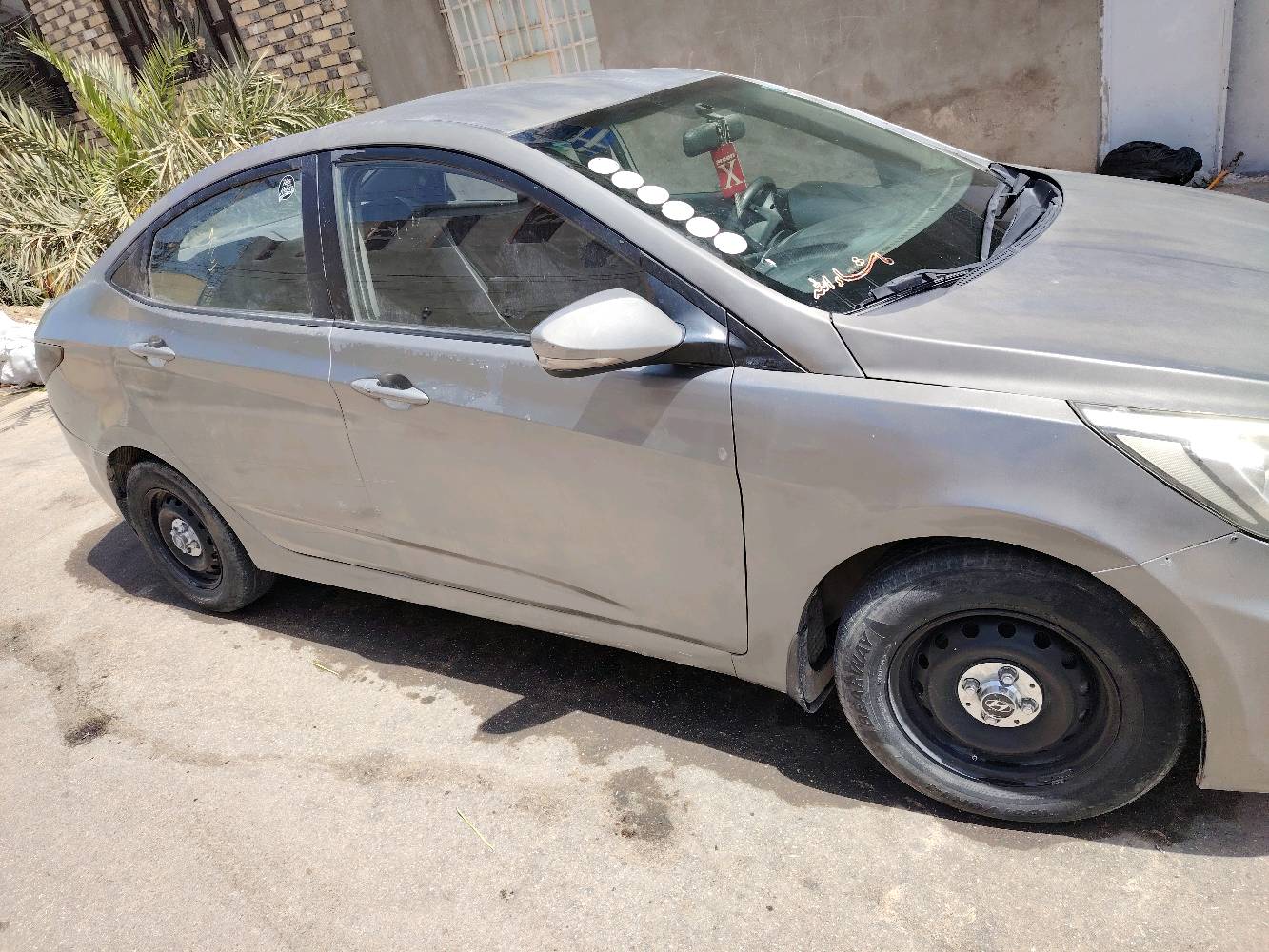 ااكسنت موديل 16 سيارة متجايه 
باسمي 
تبريها عايز غاز 
مكينه حدادية متوسطات 
ابيع او مرواس ماكو مشكلة 
سعرة 62 وبيها مجال بسيط
مكانه نجف
الأكسنت 2016 هذي قيرها عادي لو أوتوماتيك؟ وشنو سعة المحرك بالضبط 1400 لو 1600؟: 
أوتوماتيكي 1400
شكد ممشاها تقريباً؟ وبيها أي صبغ/حوادث غير اللي مبين بالصور؟: 
220 الف مصبوغة عام وبيه جراد
التبريد/المكيف شغال لو بس يحتاج غاز؟ وبيها أي عطل ثاني بالمكينة أو الكهرباء؟: 
لا غاز 
مكانها بالنجف وين بالضبط؟ وهل البيع نهائي لو بيها مجال بسيط أكثر من 62؟: 
بيه مجال بسيط