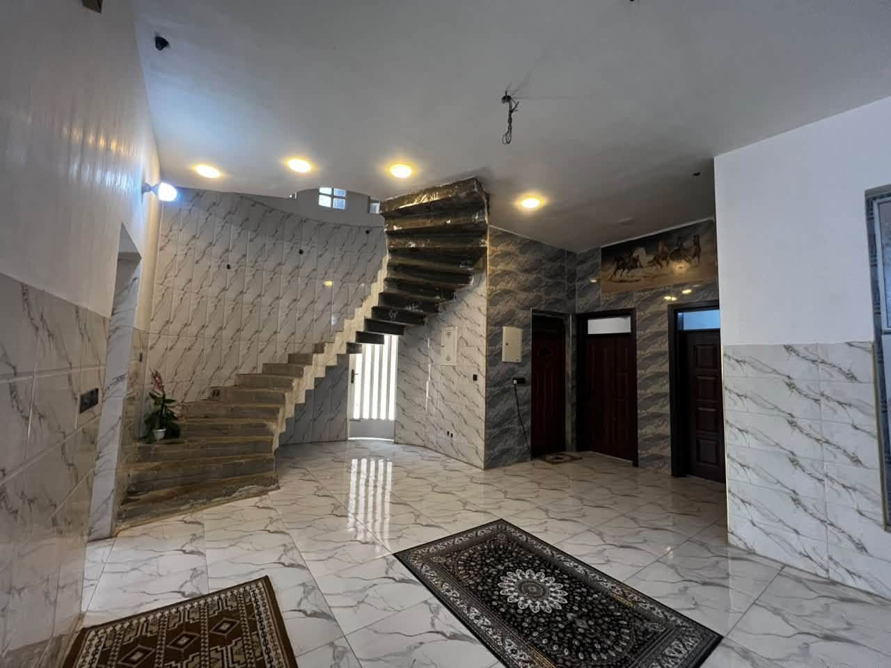 بيت للبيع ومروس  – ضباط الرابعة

📍 الفلوجة – ضباط الرابعة
▪️ المساحة: 350 م²
▪️ ركن على شارع 12 م
▪️ مقابل ساحة
▪️ الواجهة: 14 م
▪️ النزال: 25 م

🏠 يتكون من:
▪️ 5 غرف نوم
▪️ صالة
▪️ استقبال

السعر :   225مليون 

📞 للاستفسار والمعاينة: ***********
