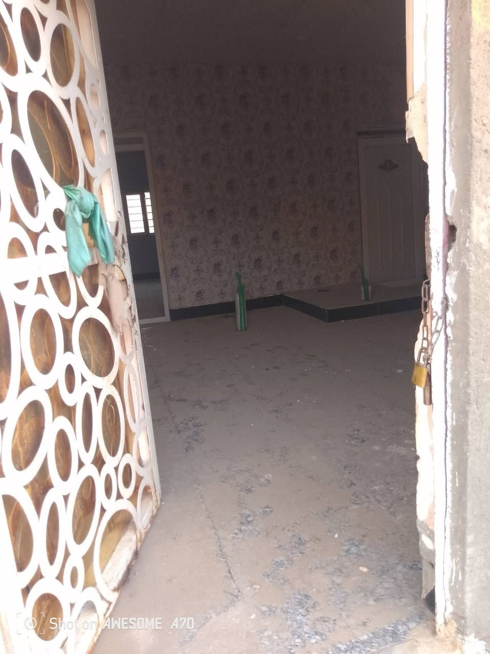 السلام عليكم عندي دار للبيع المساحه الكليه 100 متر طابو زراعي سند 25 تحويل مباشر باسم المشتري متوفره كل الخدمات بكرلي خلف مستشفى الكفيل السعر جدا مناسب بلاش 20 وبي مجال الاستفسار مراجعه مكتب عقارات الحسام اتصل على رقم الهاتف ***********+*********** اخوكم ابو مومل
