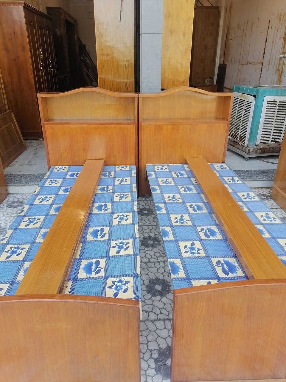 تخت نفر مستخدم نظيف عدد 2 شغل توكمه معرض ابو حسن حي السكر مقابل ساحه غاز السكر ت *********** مستعدون لشراء غرف النوم والكناتير المستخدم
