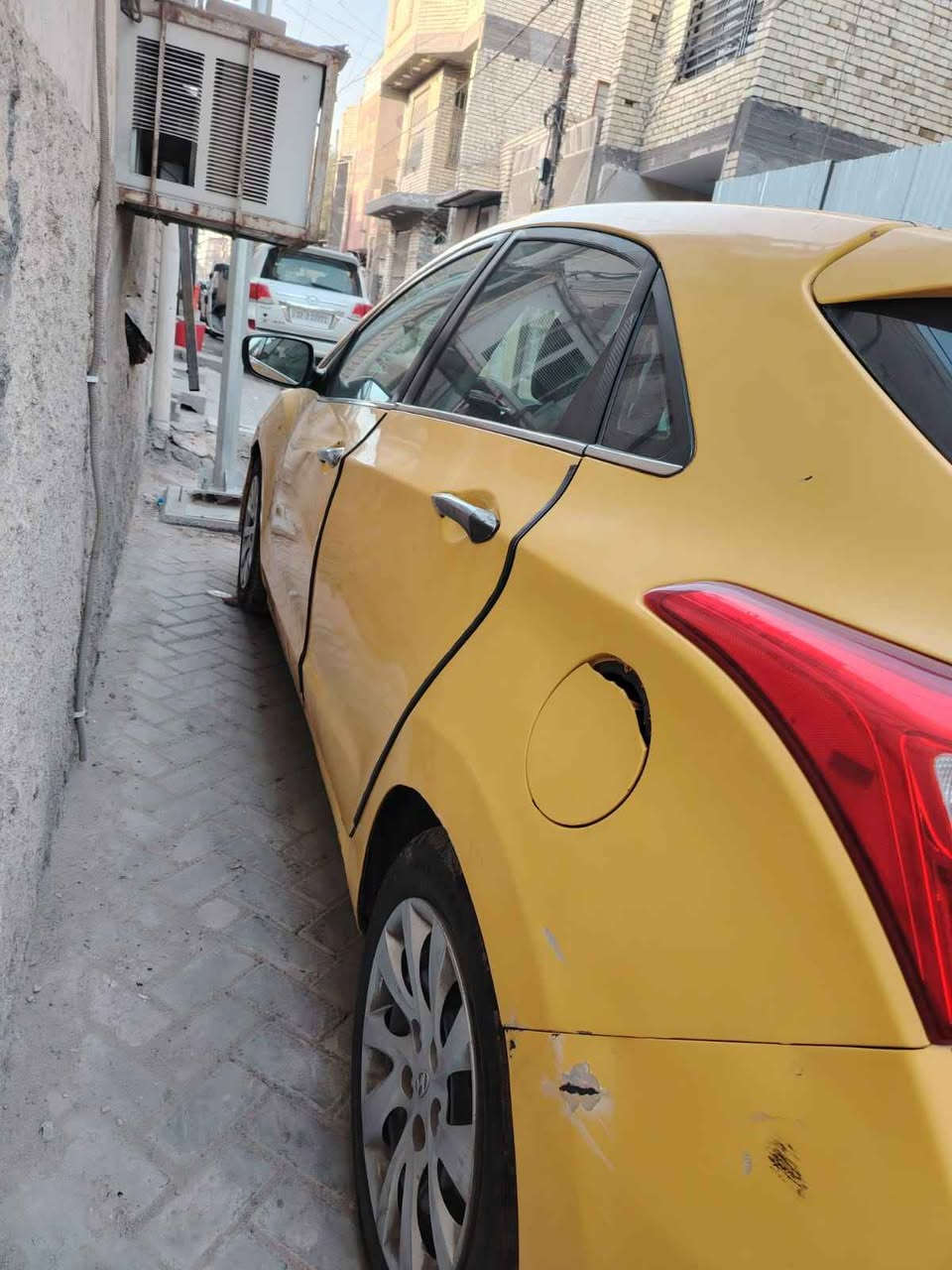 بيها حادث جاملغ امامي ايسر 
و خلفي ايمن 
وتبديل  بابين 
السونار واضح يمك
ماشية 157 الف تقريباً 
مكينة 2000 gdi
الكير والتبريد والحدادية والتاير كاملة و
المكينة بيها ضعف
بيها ملاحظات بالكشر
رقمه بغداد باسمي 
العنوان مدينة الصدر 
***********
السعر 57 ورقة بغداد, العراق
