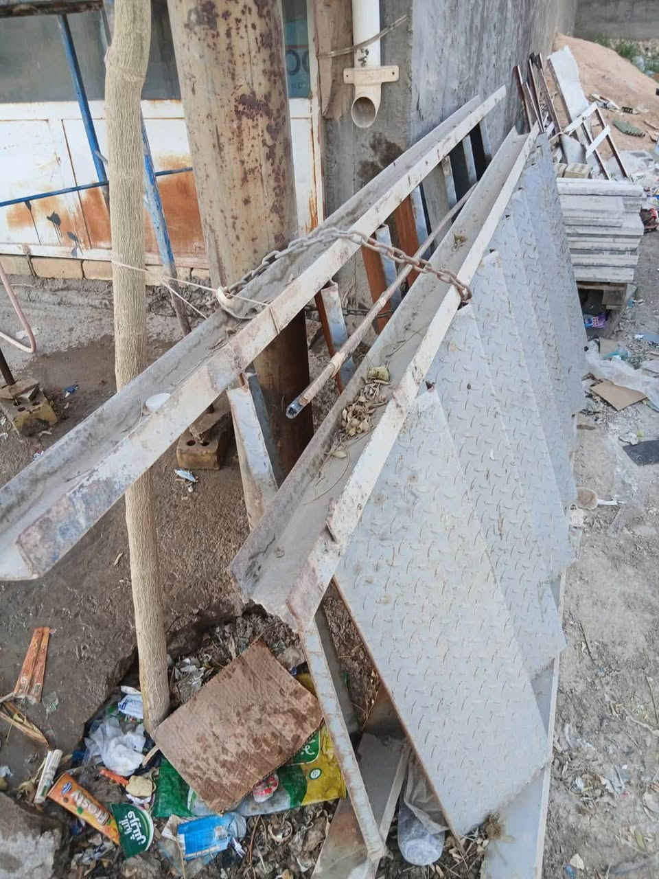 درج حديد ثقيل جنل ارتفاع 5 ونص وعرض متر سعر 200 مكانه بغداد ***********
