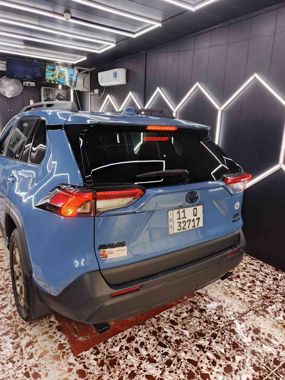 للبيع السعر ٢١٨ ورقه وبيها مجال 
RAV4 Woodland Edition – Hybrid AWD Two Coloure

1- الموديل: 2023

2- الفئة: Woodland Edition

3- المحرك: 2.5L 4 سلندر هايبرد

4- القوة: 219 حصان

5- الدفع: AWD دفع رباعي

6- القير: e-CVT

7- الصرفية: ممتازة جدًا ومعدلها الرسمي حوالي 37 MPG

8- الوضعيات: Normal / Eco / Sport / EV / Trail

مواصفات Woodland الخاصة:

1- تعليق TRD مخصص

2- إطارات Falken Wildpeak All-Terrain

3- جنوط TRD برونزية 18” المُميز

4- Roof Rails سوداء

5- Cross Bars

6- حماية وMudguards أمامية وخلفية

7- عوادم مزدوجة

8- كشافات ضباب LED

9- شعار Woodland وتفاصيل خارجية سوداء

المواصفات الداخلية:

1- مقاعد قماش بتصميم Woodland

2- كرسي سائق كهربائي

3- تحكم أوتوماتيكي بالمكيف Dual Zone

4- فتحات تكييف خلفية

5- Push Start

6- Smart Key

7- شاشة 8”

8- Apple CarPlay لاسلكي

9- Android Auto لاسلكي

10- Bluetooth

11- 6 سماعات

12- مقاعد خلفية قابلة للطي 60/40

13- أرضيات All-Weather

أنظمة الأمان:

1- Toyota Safety Sense 2.5

2- Radar Cruise Control

3-  Lane Tracing Assist

4- Pre-Collision System

5- Blind Spot Monitor

6- Rear Cross Traffic Alert

7- Automatic High Beams

8- 8 Airbags

9- ABS + Traction Control + Stability Control

مميزات إضافية:

1- Trail Mode للطرق غير المعبدة

2- AWD كهربائي

3- 120V / 100W Power Outlet

4-l  عملية جدًا للعائلة والاستخدام اليومي

5- اقتصادية بالبنزين مقارنة بفئتها

Woodland = شكل رياضي + هايبرد + دفع رباعي + مواصفات أوف رود

الضرر :
الجاملغ الامامي مبدل
وصبغ بيها   مثل ما بسونار

للاتصال او الاستفسار :

***********
