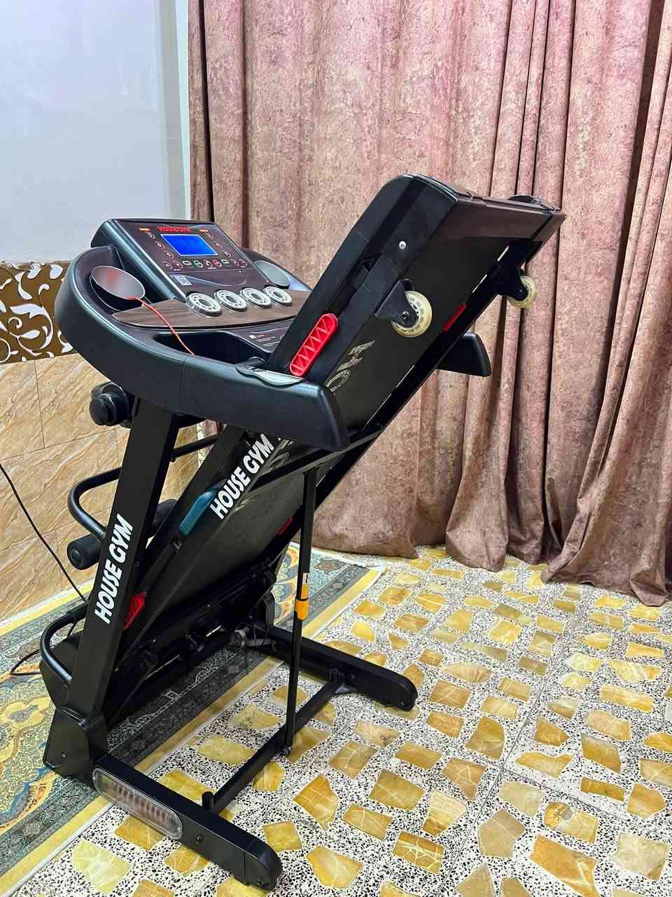جهاز جري جبلي ماطورين دبل ماطور ماركة هاوس جيم جدا نظيف بي رجاج تكسير شحوم  وبي شناو بطن وبي شاشه تعد وقت سعرات حراريه  مسافه مقطوعه قياس نبضات القلب  يحمل 140KGسرعه عاليه 14.0     وبي حامل الاكواب عدد2 وبي  بي اواكس بلوتوث حساسات وكذلك مانع الصدمات ومفتاح امان طوارئ جهاز يطبك ومياخذ مساحه كامل مواصفات سعره 300 الف بغداد يوجد توصيل لجميع المحافظات ***********
