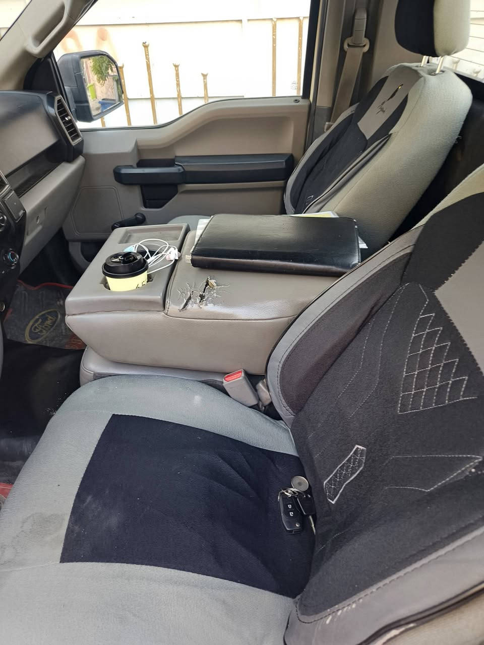 سلام عليكم
فورد F150 موديل2016 XL بدي طويل عميه بدون  مواصفات

سياره بأسمي تحويل ثاني يوم 

ضررها جاملغ وبنيد مبدل بدبي نفس اللون 

للاستفسار  ***********
السعر 100 وبيها مجال للطيبين 
مكاني بغداد الدوره
