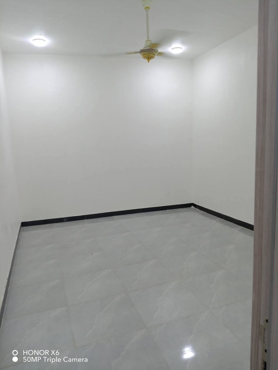 بيت ١٠٠ م ٥×٢٠ 🏠 بناء حديث نضيف للغاية كونكريت مسلح الأرضية بورسيلان 

المشتملات غرفة استقبال غرفة نوم وصالة وحمام ومطبخ ومنور 

العنوان حي النهضة الثالثة قرب مدرسة ضفاف العلم الأهلية 

السعر ٧٨ مليون 

للاستفسار مراجعة مكتب سيد مجيد الداوودي للعقار  ***********
