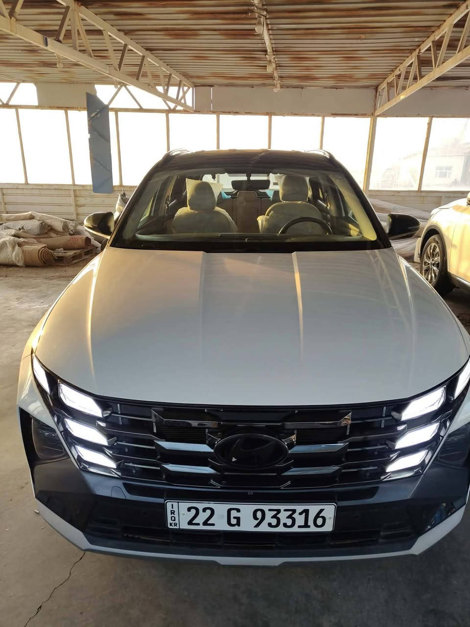 ​🚘 هيونداي توسان (الشكل الجديد) للبيع 🚘
متوفرة الآن سيارة هيونداي توسان موديل حديث، لون أبيض مميز، بحالة ممتازة جداً ونظيفة جداً كما موضح في الصور.
​أبرز المواصفات:
✅ الشكل الجديد والجذاب بإضاءة LED أمامية مميزة.
✅ رقم أربيل المميز: 22 G 93316.
✅ شاشة لمس كبيرة وعدادات رقمية حديثة.
✅ تحكم ستيرنج متكامل.
✅ تكييف لمس منفصل للراكب والسائق.
✅ حساسات خلفية وكاميرا خلفية.
✅ برادي جانبية للأبواب الخلفية.
✅ ويل كب رياضي.
✅ مسند يد خلفي مع حوامل أكواب.
​السيارة بحالة ممتازة وجاهزة للاستخدام الفوري. للمهتمين وللمزيد من التفاصيل أو المعاينة، يرجى التواصل عبر الرسائل الخاصة أو الاتصال على الرقم: [***********]
​📍 موقع السيارة: الديوانية
