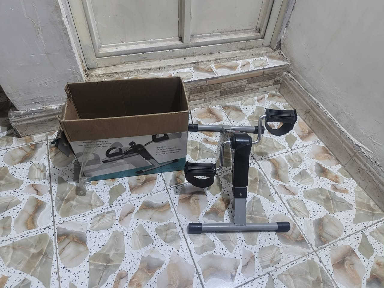 السلام عليكم ورحمة الله وبركاته 
كرسي كهربائي استخدام كلش قليل نظيفة ب 800
سدية استخدام قليل ب 100 
بايسكل جديد بالكارتونة ب 30
كرسي عدد 2 ب100
مكاني بغداد البياع
*********** واتساب
*********** واتساب
